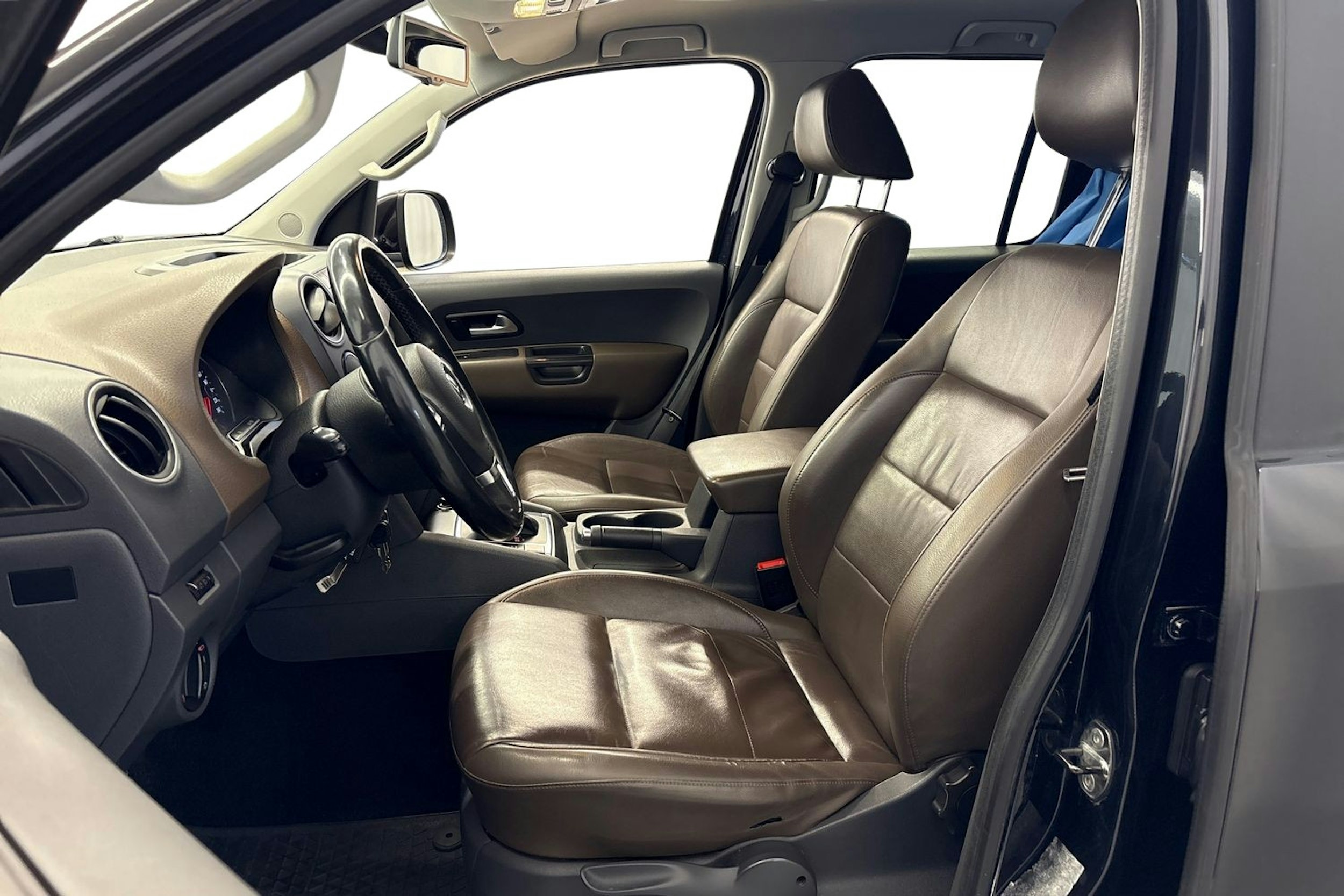 musta Volkswagen Amarok 2013 kuva 8.