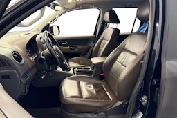 musta Volkswagen Amarok 2013 kuva 8.