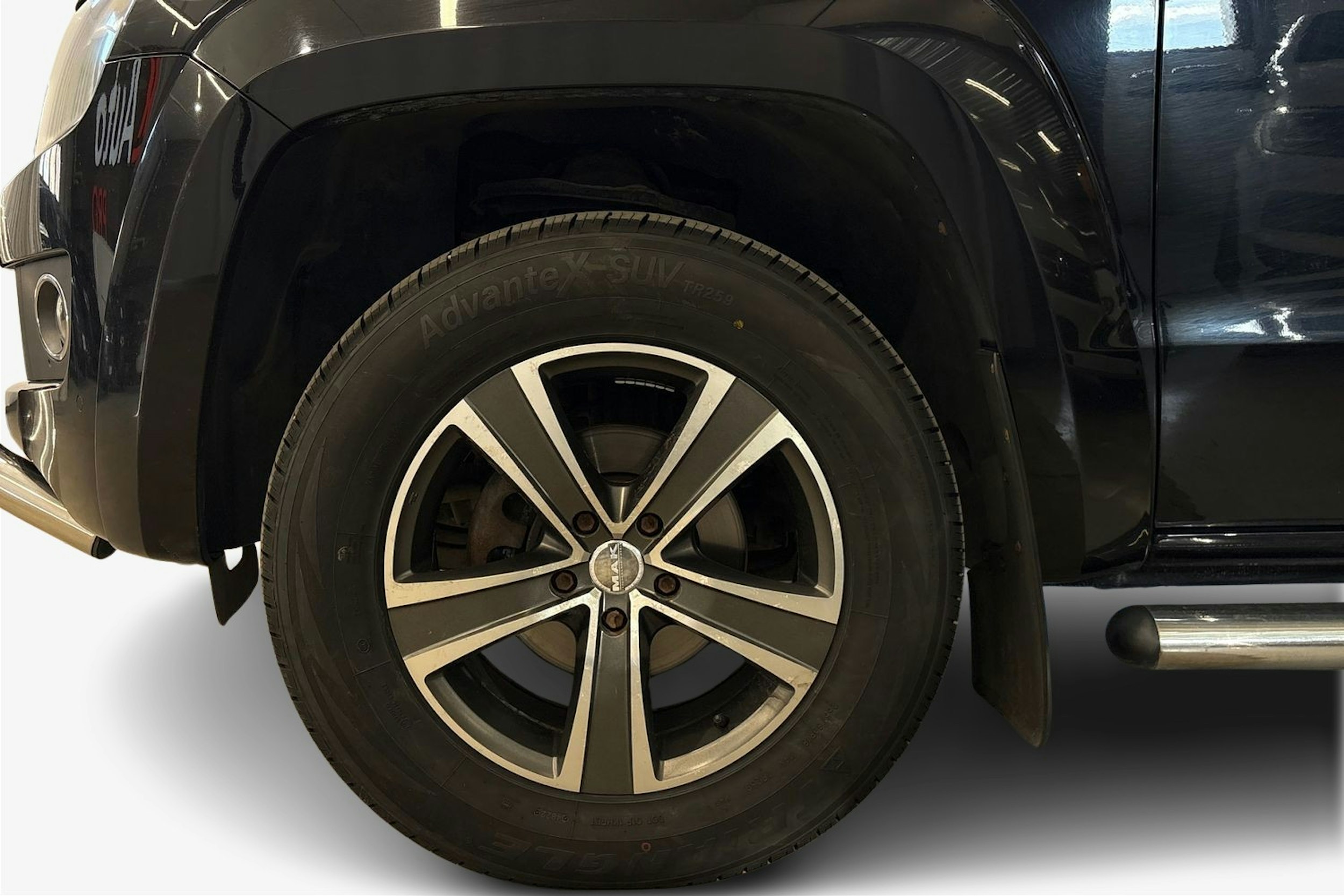 musta Volkswagen Amarok 2013 kuva 9.
