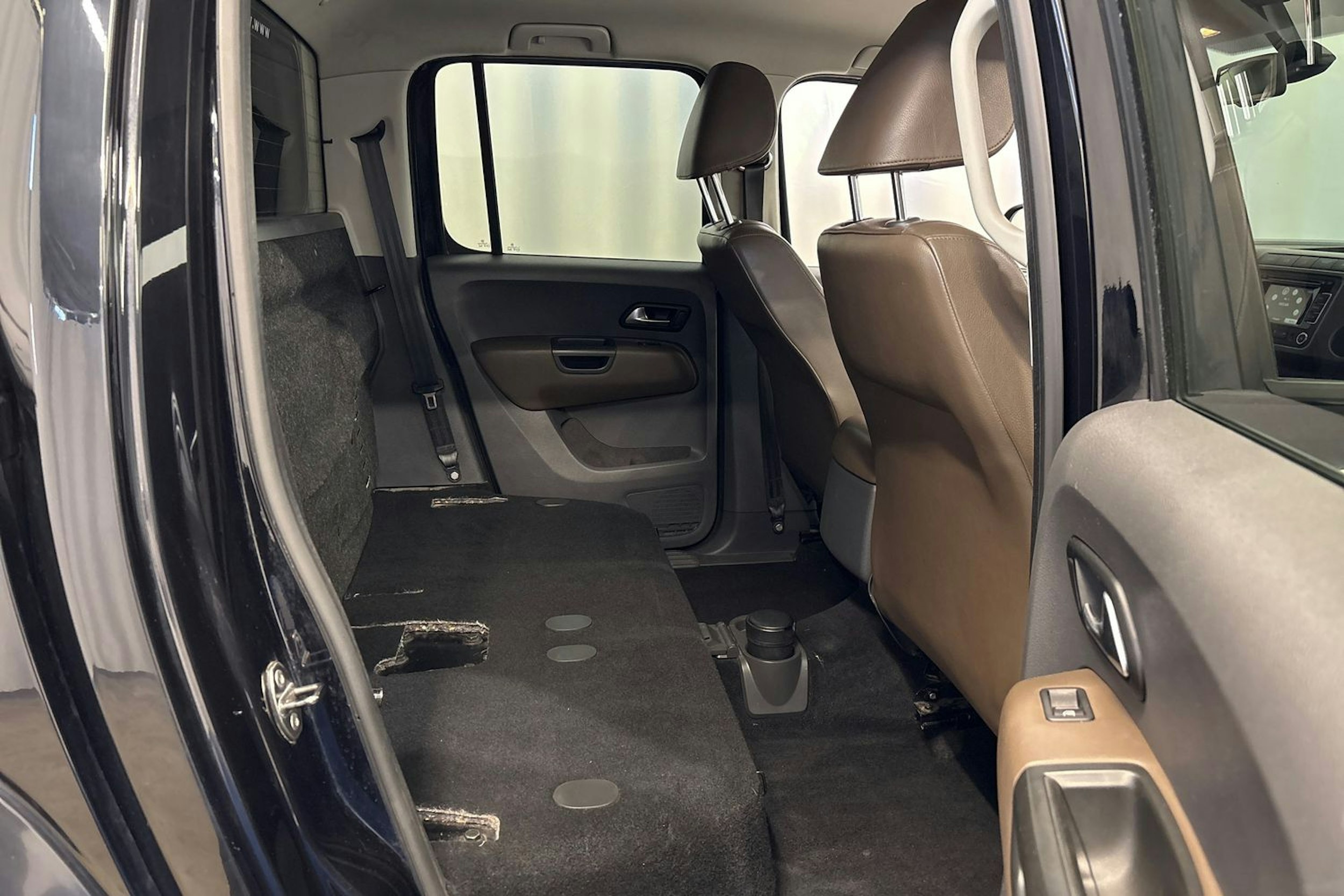 musta Volkswagen Amarok 2013 kuva 10.