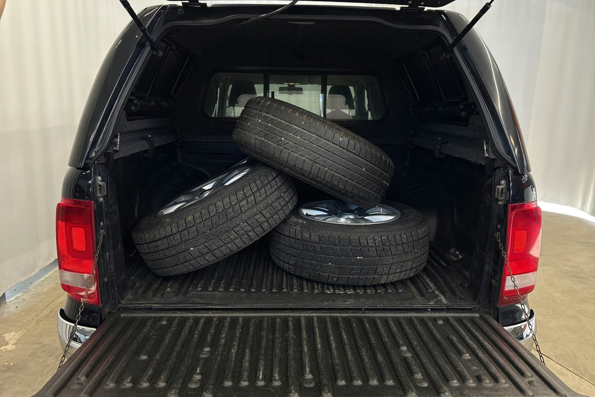 musta Volkswagen Amarok 2013 kuva 11.