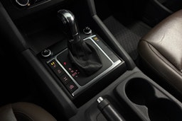 musta Volkswagen Amarok 2013 kuva 12.
