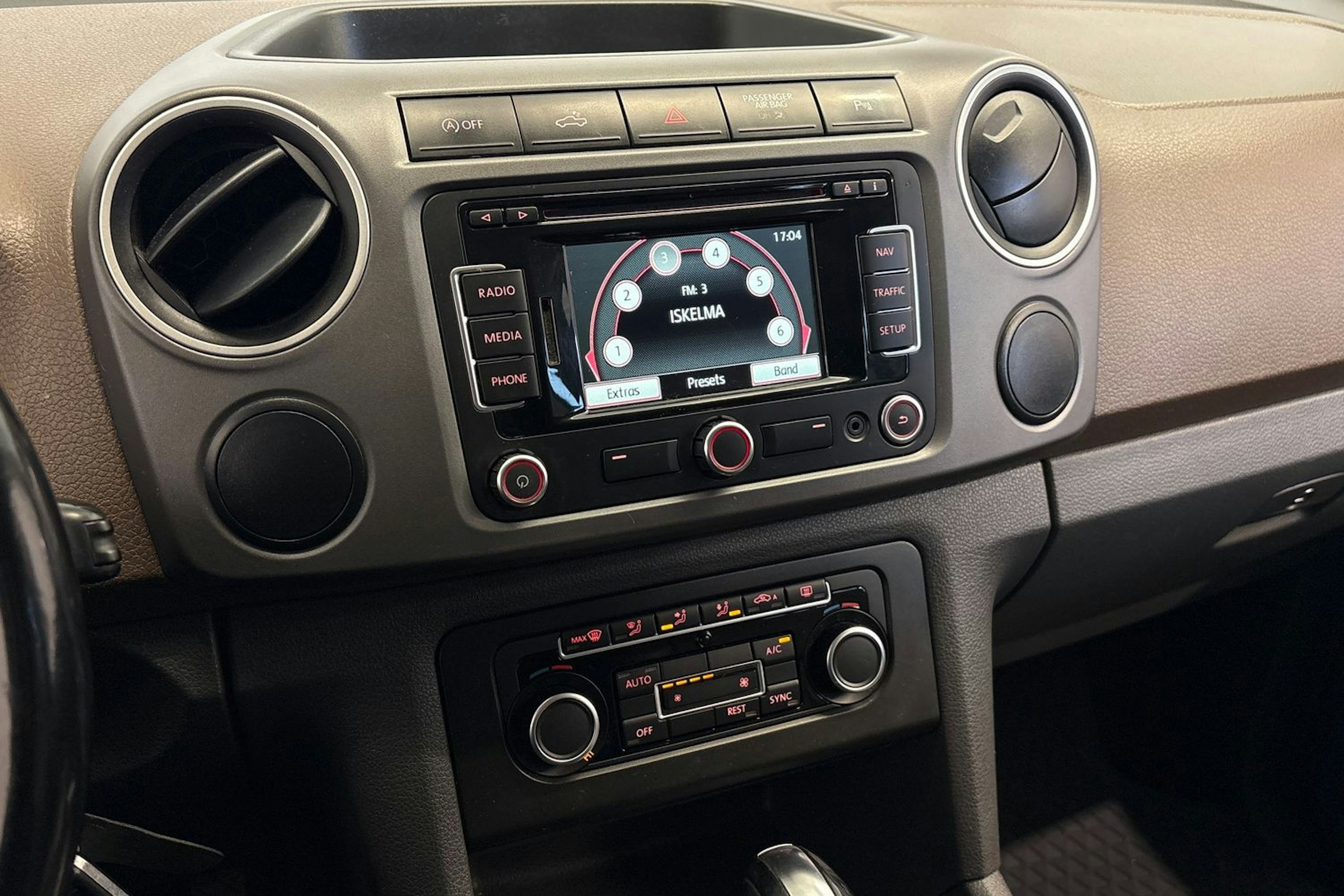 musta Volkswagen Amarok 2013 kuva 13.
