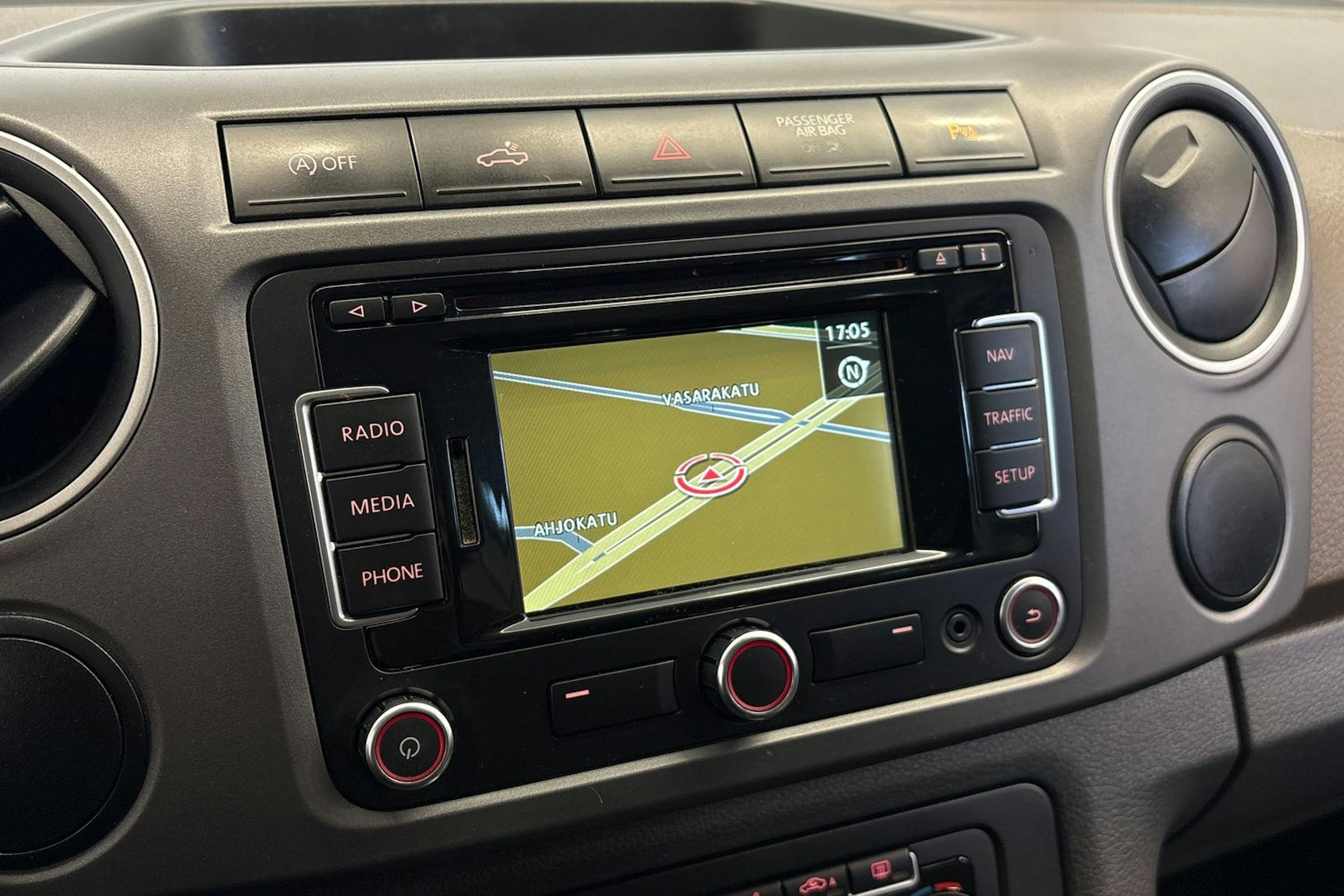 musta Volkswagen Amarok 2013 kuva 15.