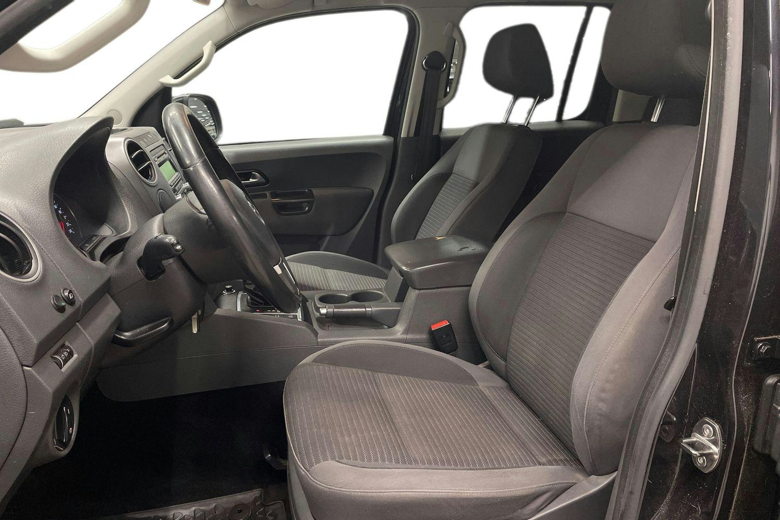 musta Volkswagen Amarok 2013 kuva 6.