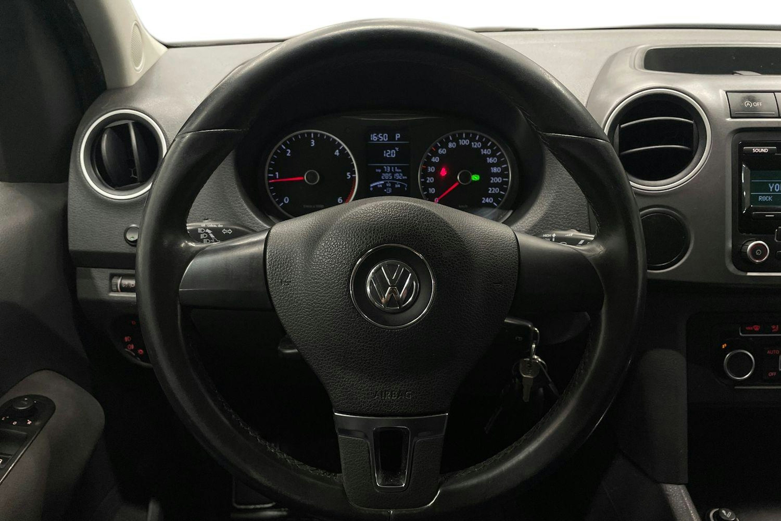 musta Volkswagen Amarok 2013 kuva 7.