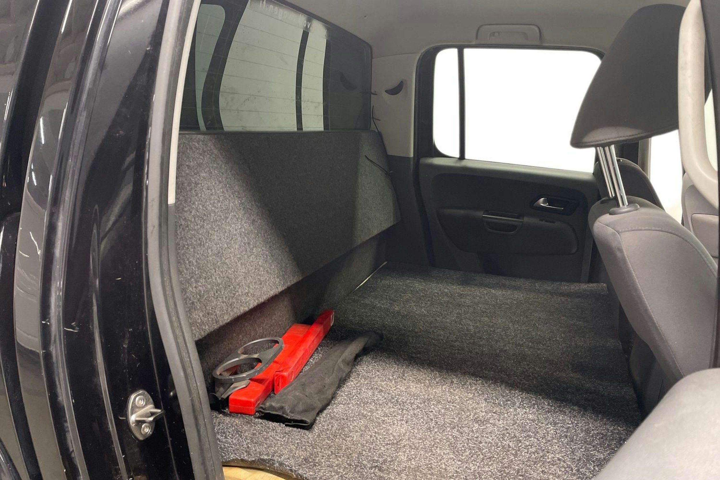 musta Volkswagen Amarok 2013 kuva 8.