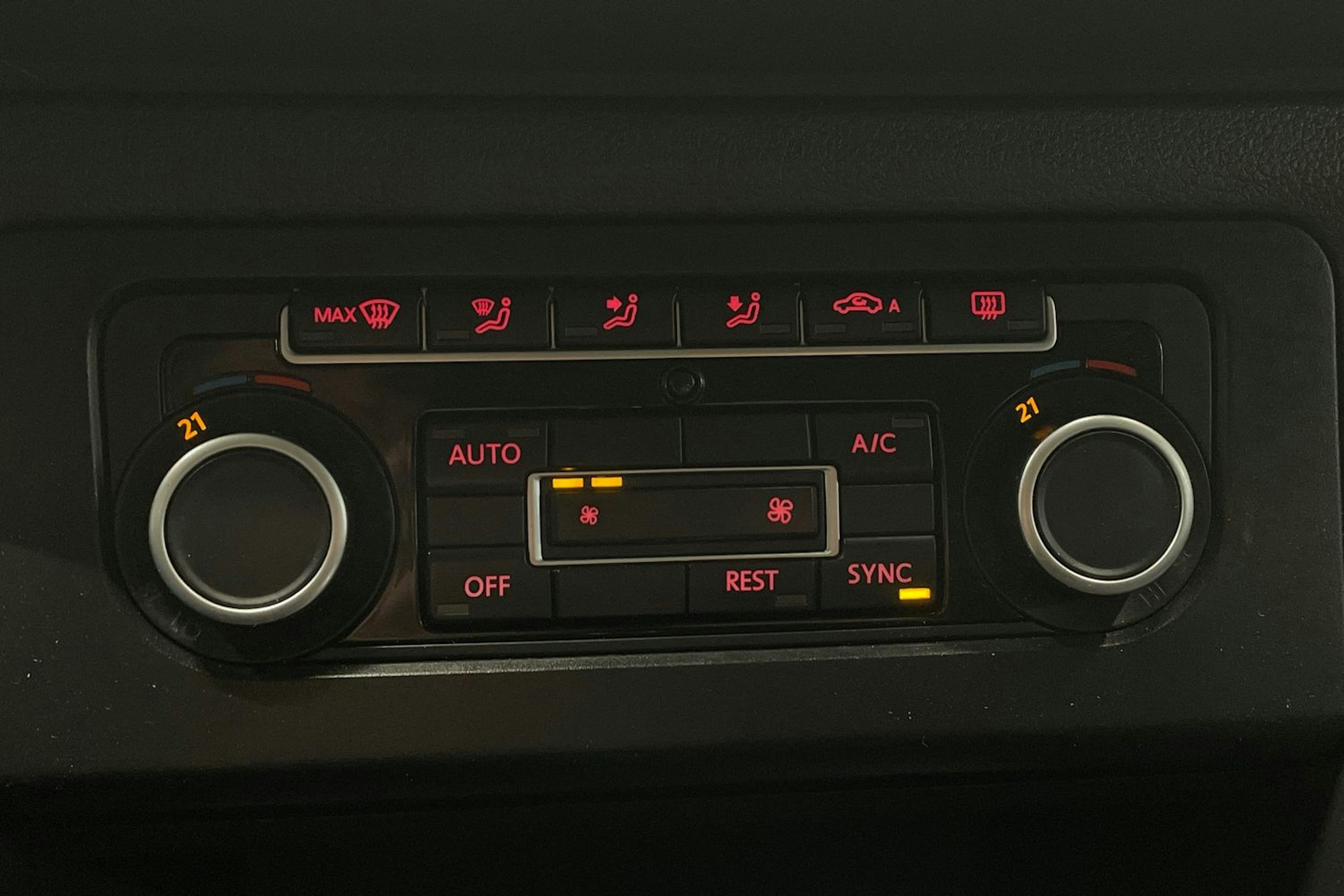 musta Volkswagen Amarok 2013 kuva 14.