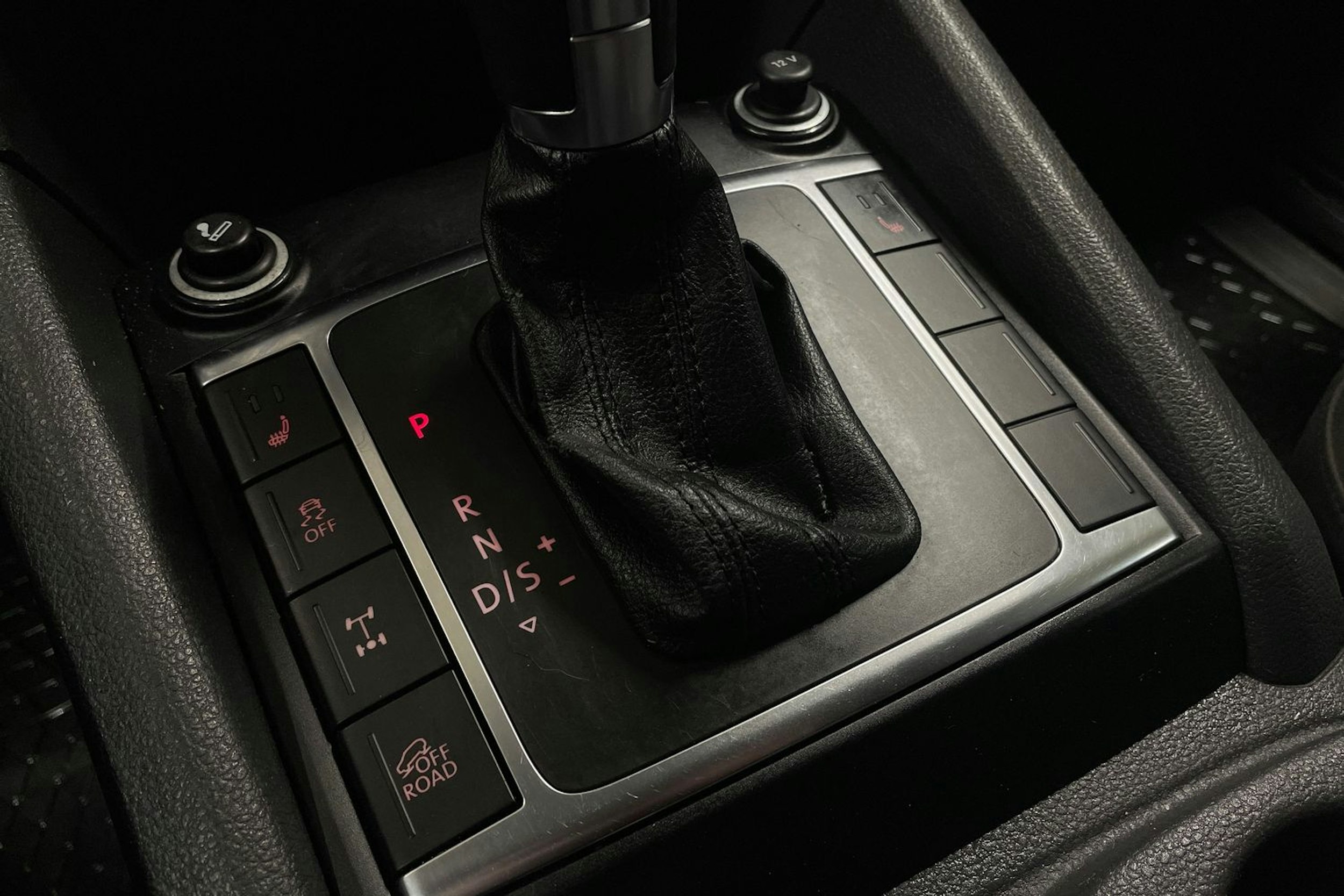 musta Volkswagen Amarok 2013 kuva 15.