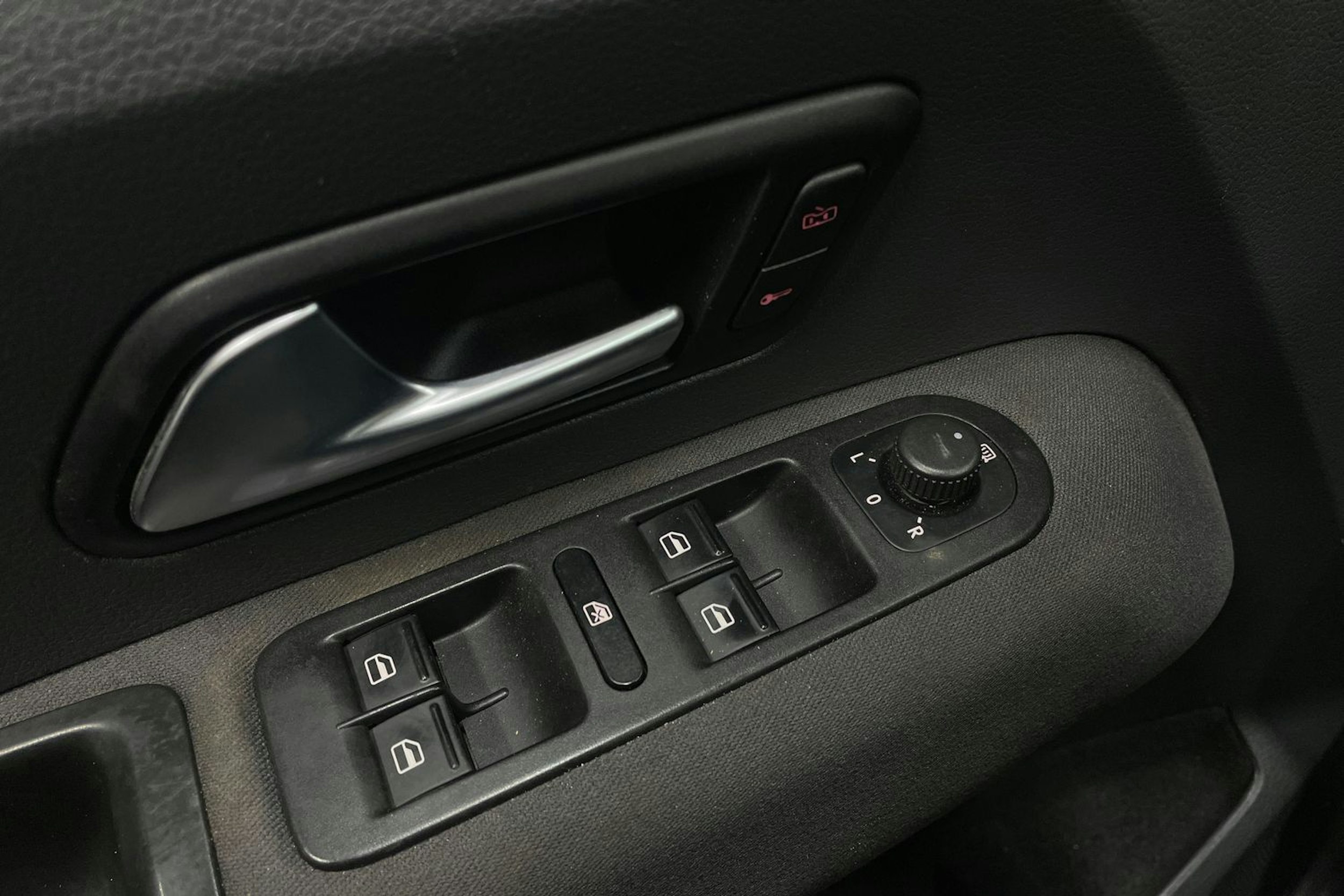 musta Volkswagen Amarok 2013 kuva 16.