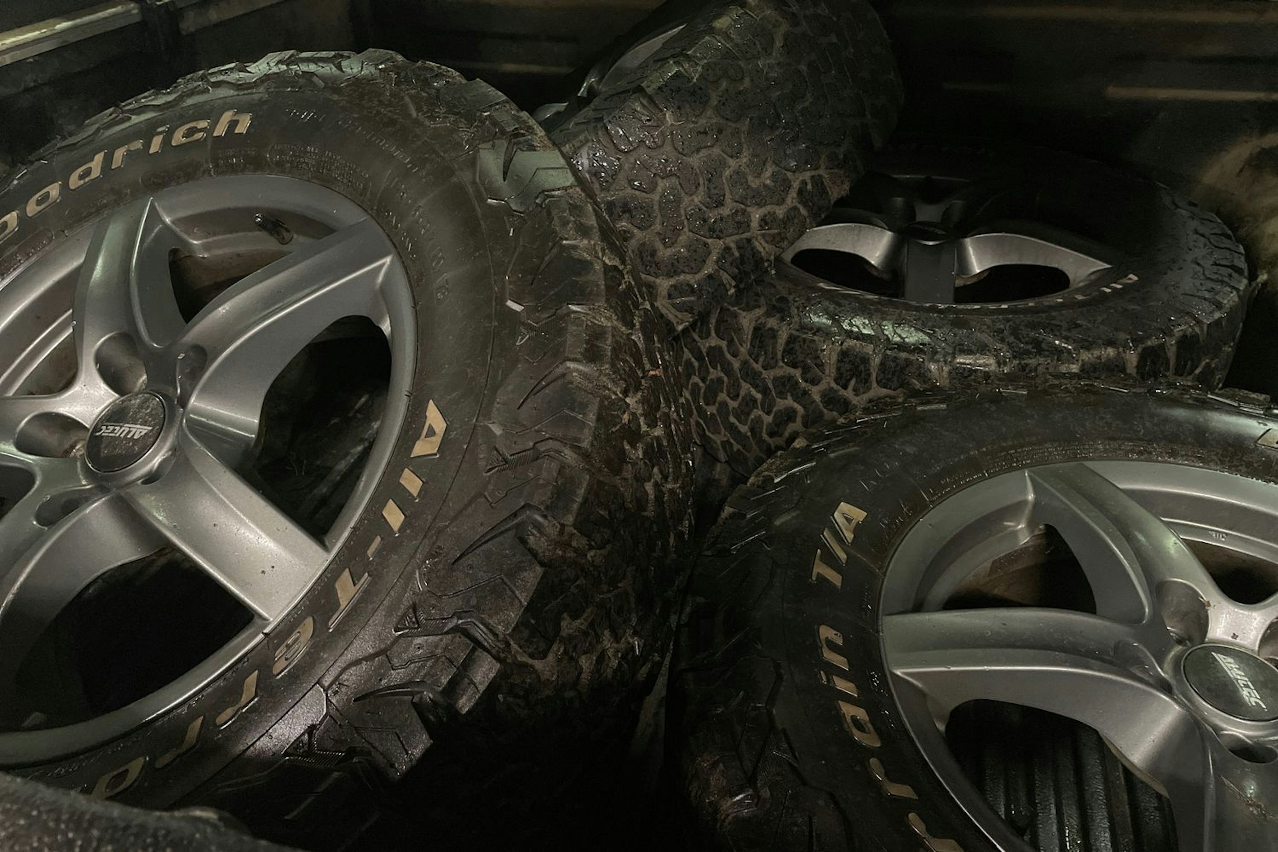 musta Volkswagen Amarok 2013 kuva 18.