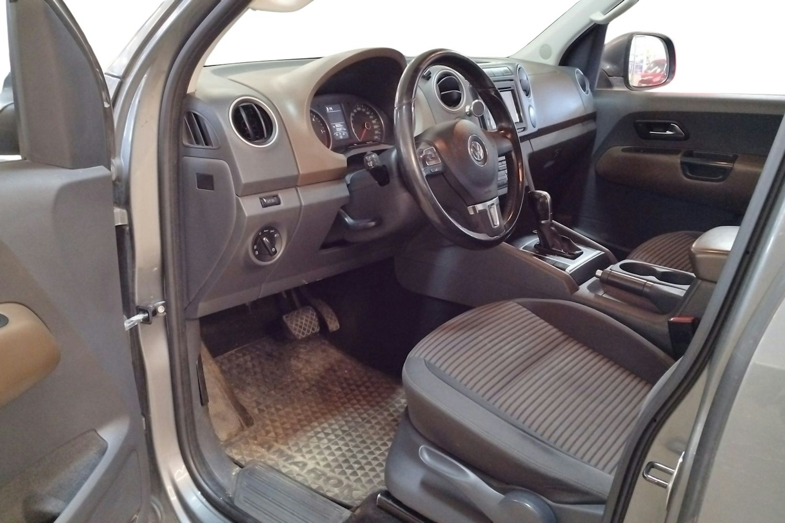 harmaa Volkswagen Amarok 2013 kuva 3.
