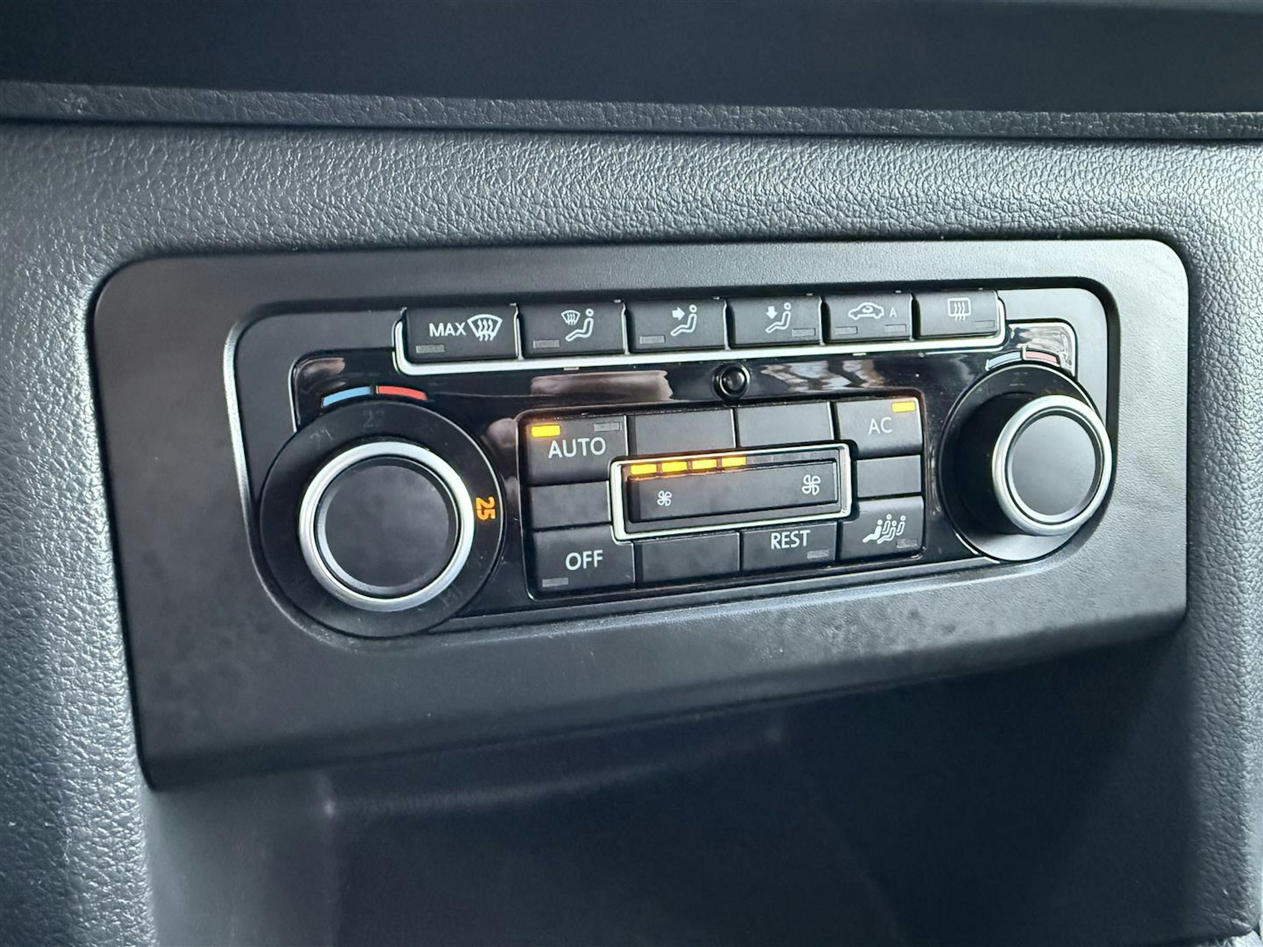 valkoinen Volkswagen Amarok 2013 kuva 12.