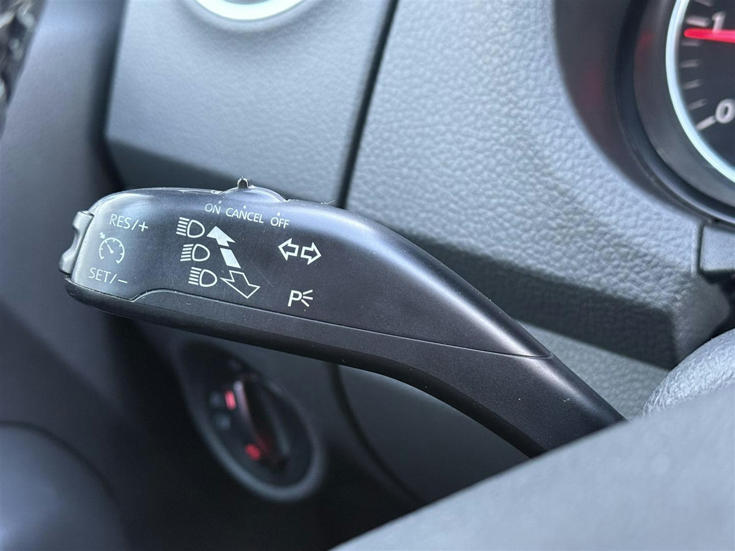 valkoinen Volkswagen Amarok 2013 kuva 14.