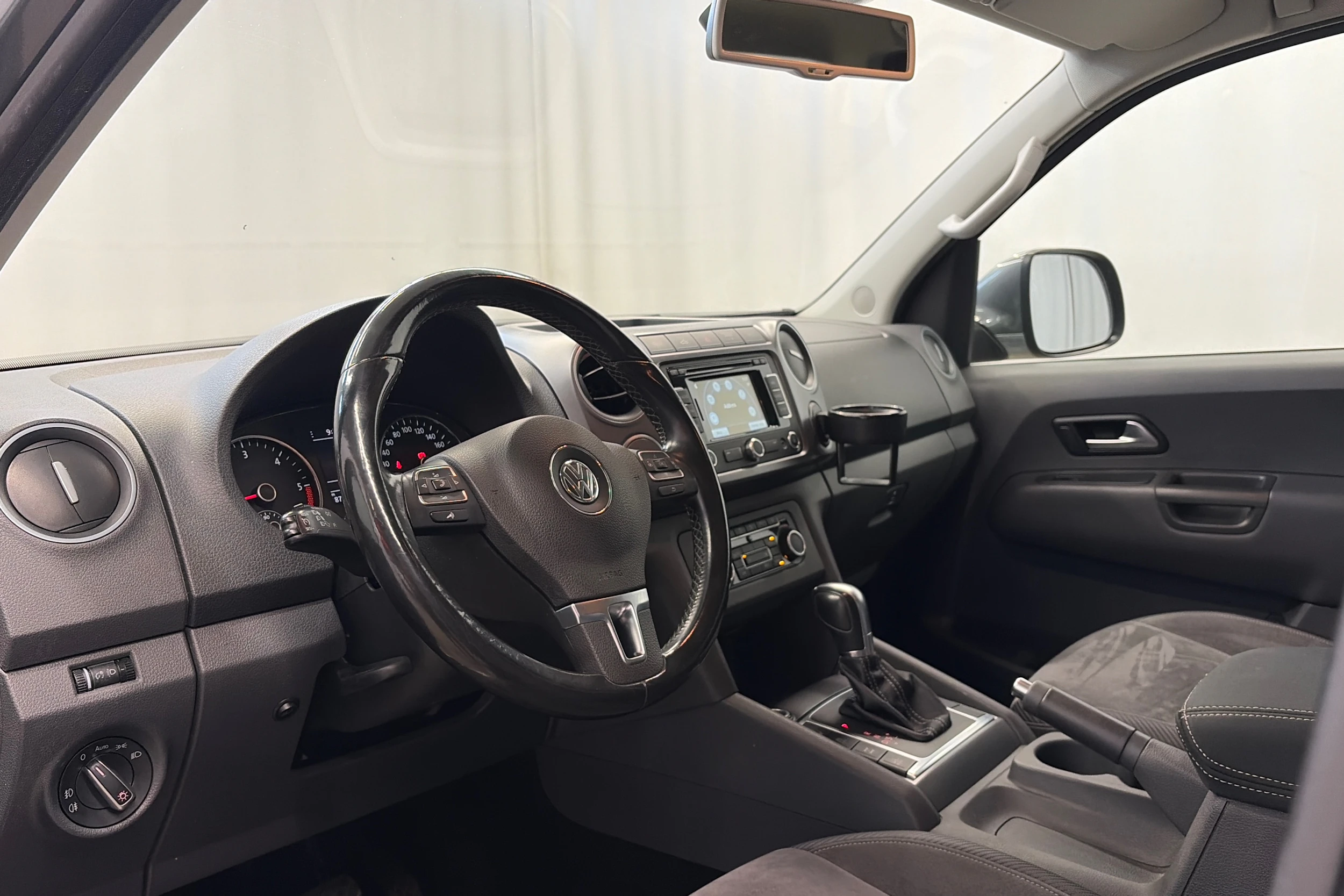 harmaa Volkswagen Amarok 2014 kuva 11.
