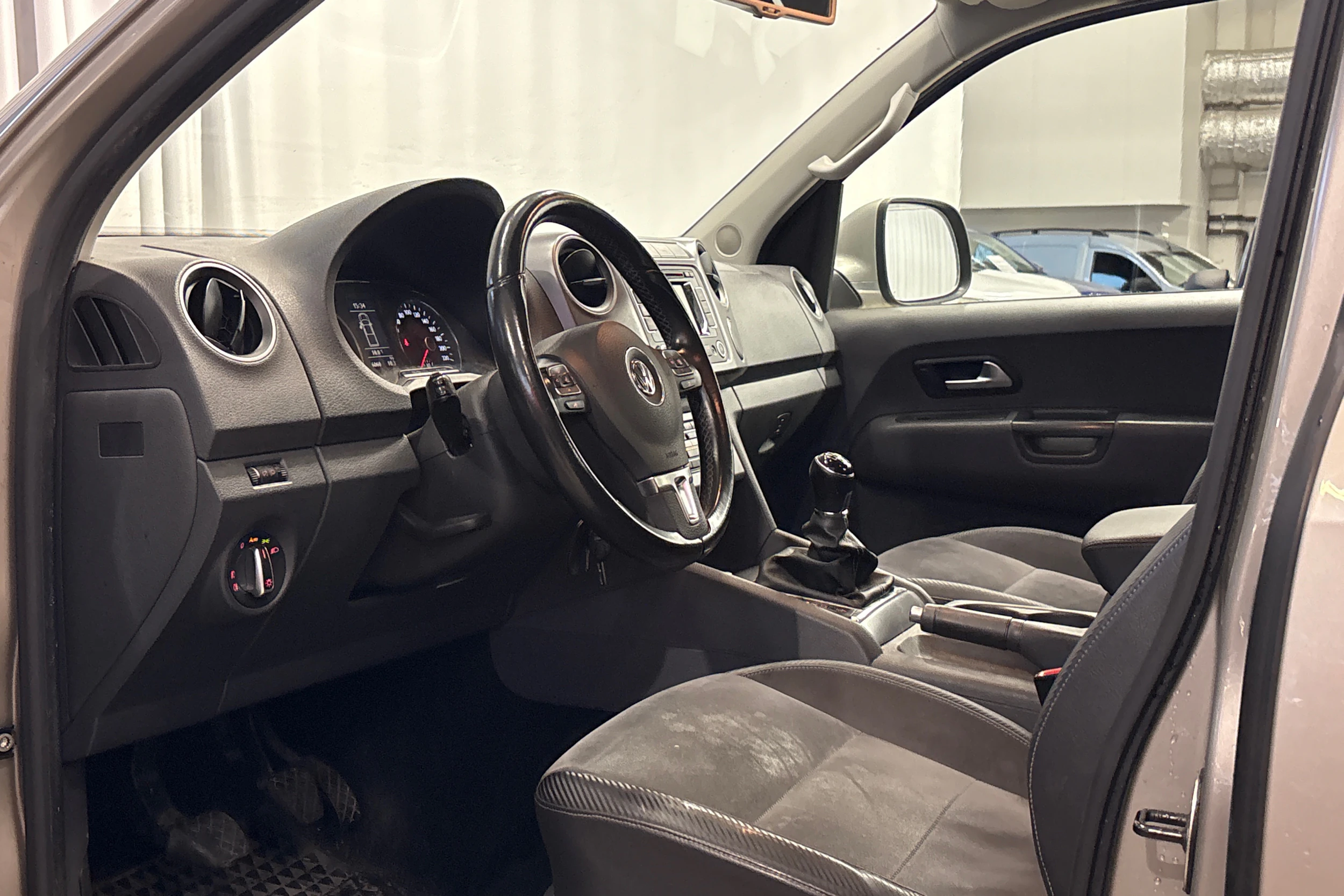 ruskea (beige) Volkswagen Amarok 2014 kuva 4.
