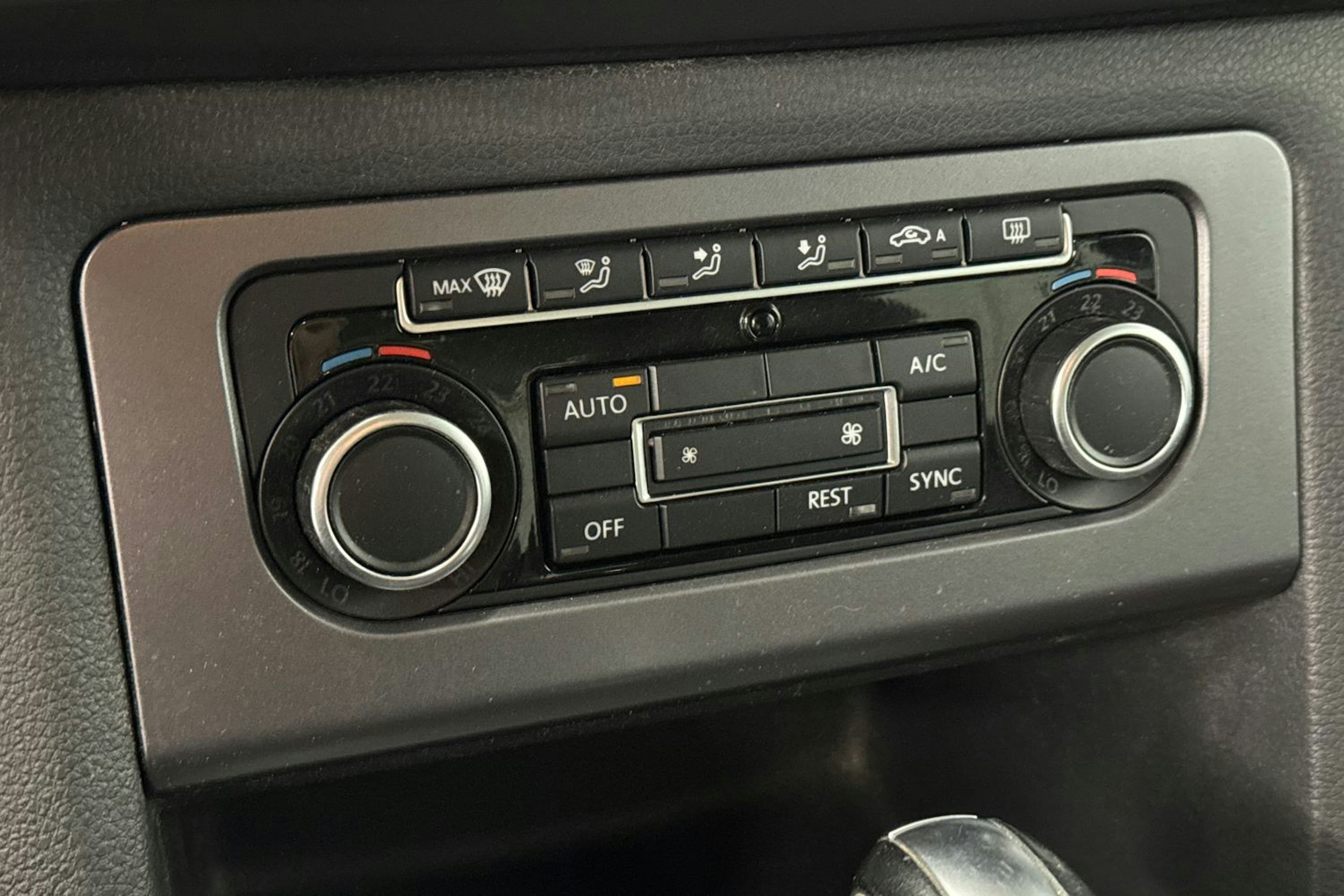 ruskea (beige) Volkswagen Amarok 2014 kuva 10.