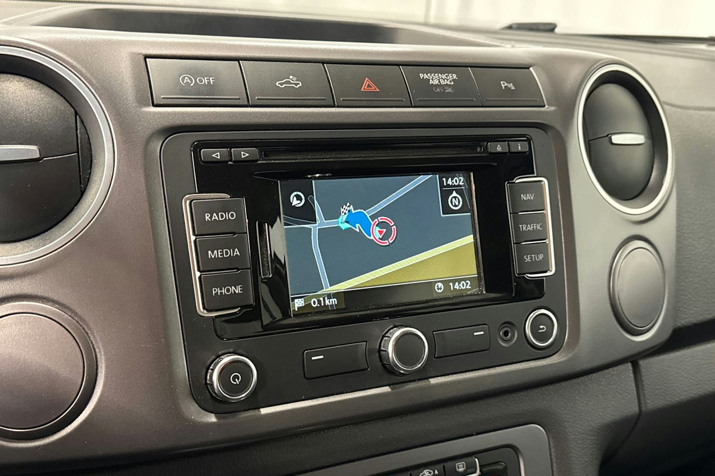 ruskea (beige) Volkswagen Amarok 2014 kuva 16.