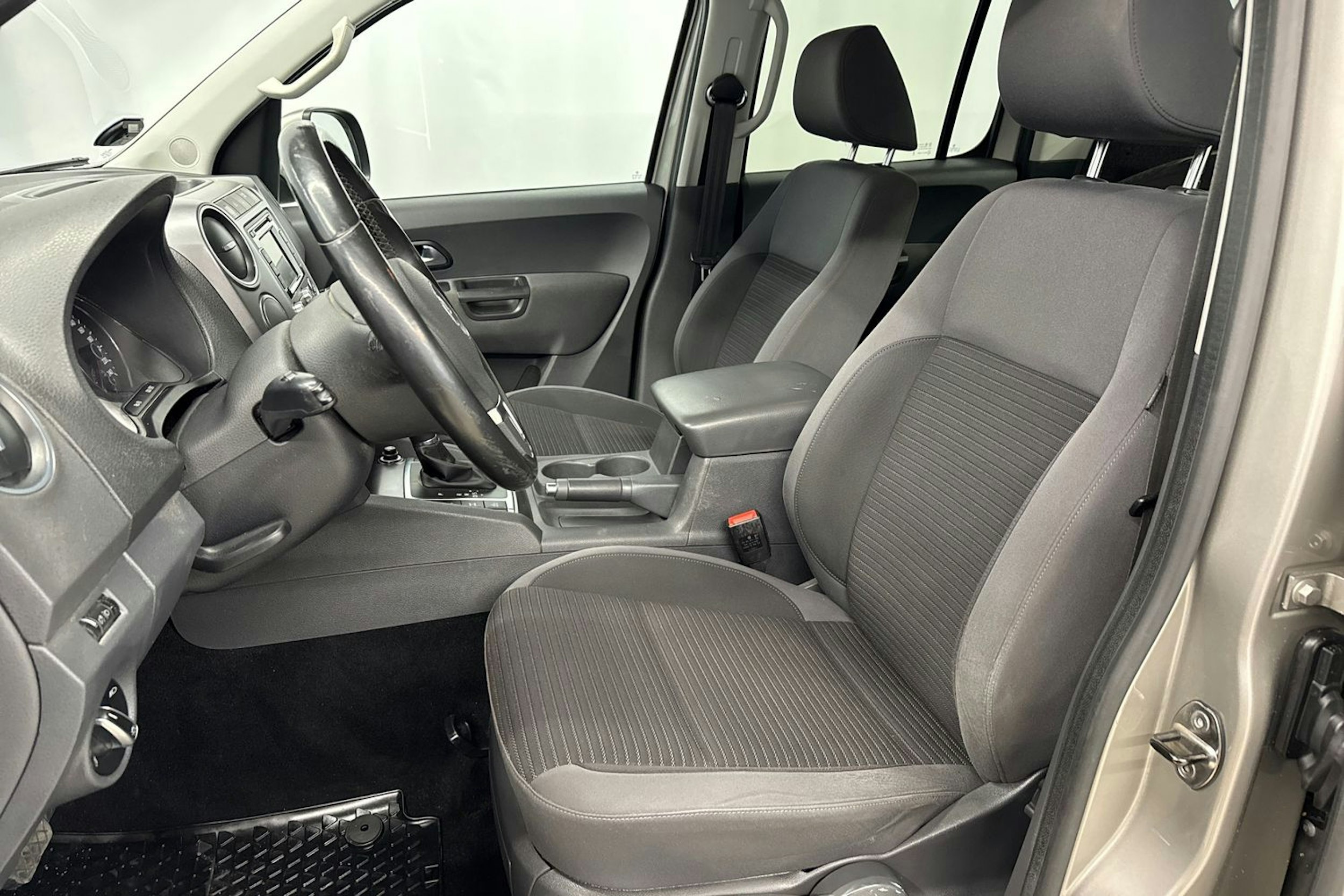 ruskea (beige) Volkswagen Amarok 2014 kuva 17.