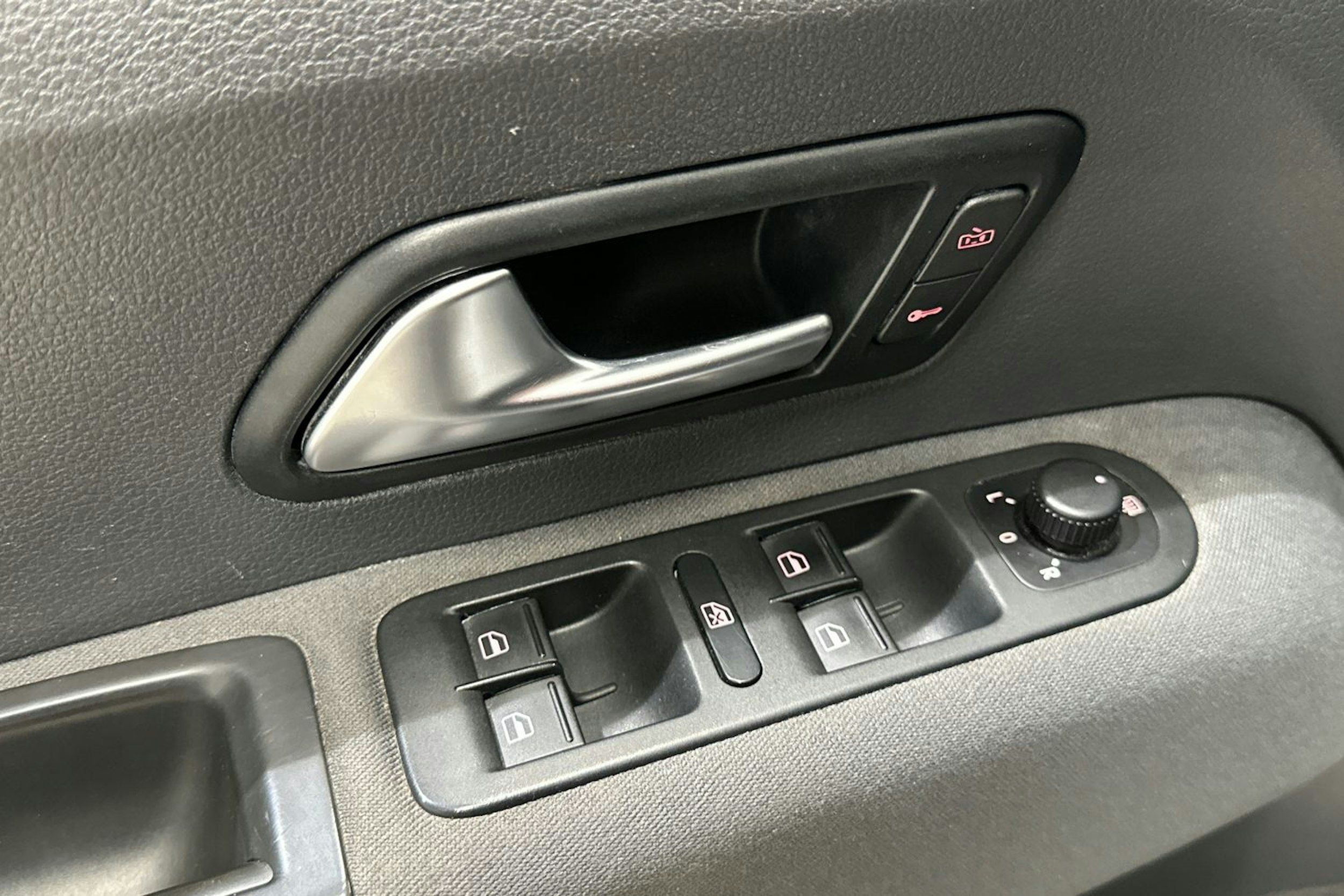 Valkoinen Volkswagen Amarok 2014 kuva 15.