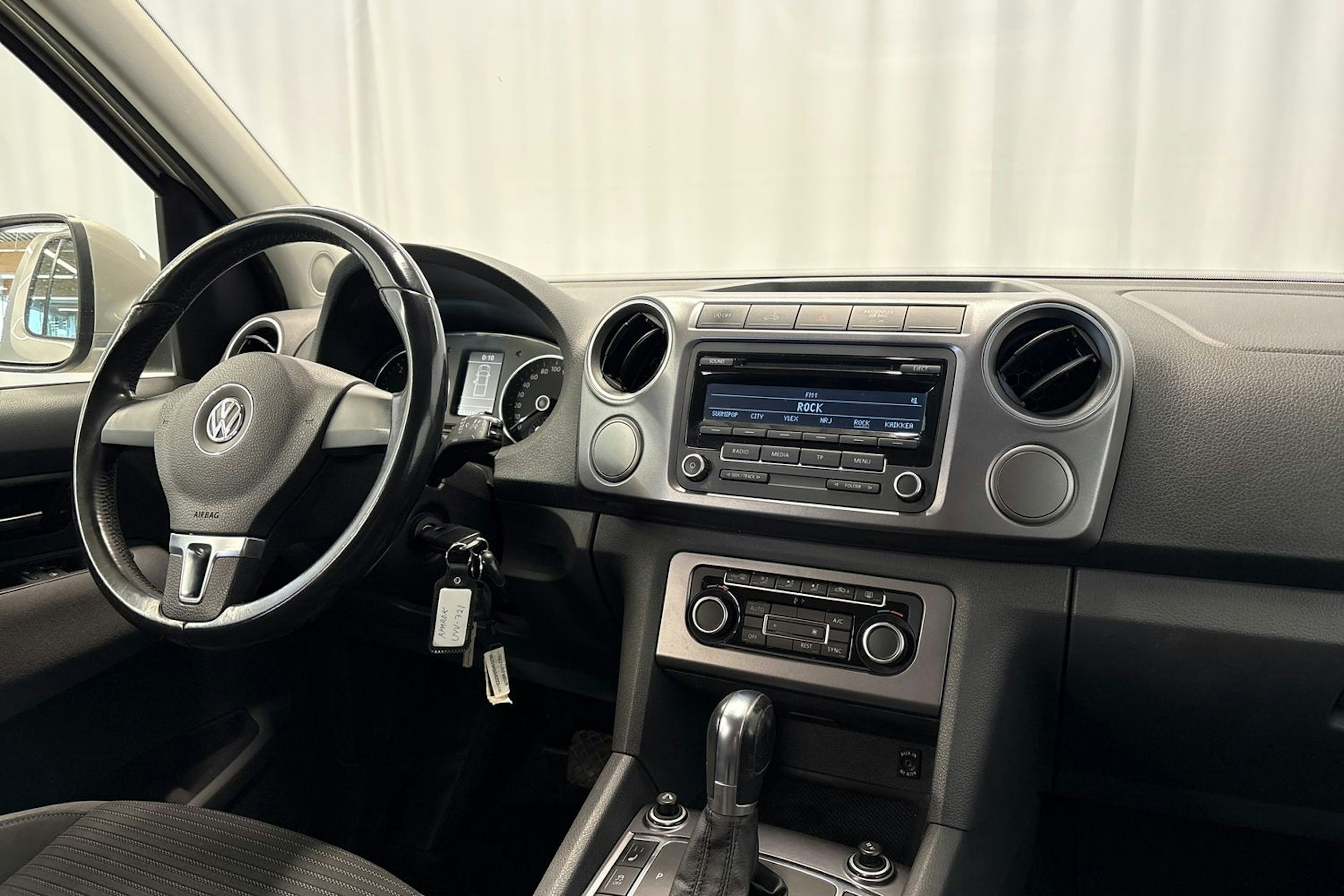 ruskea (beige) Volkswagen Amarok 2014 kuva 14.