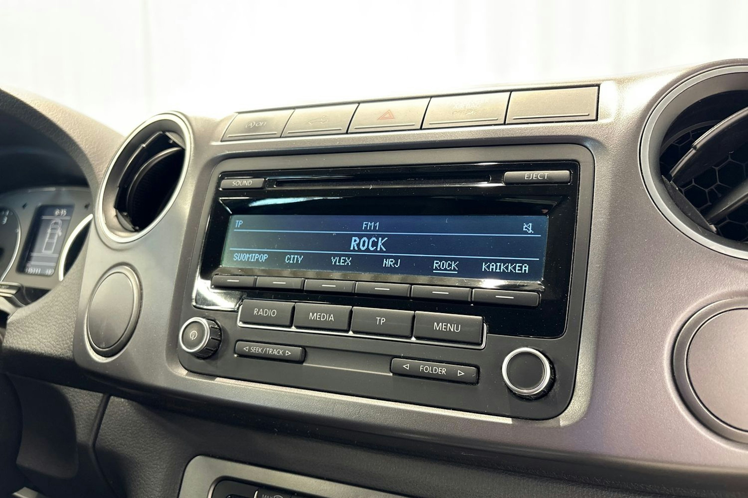ruskea (beige) Volkswagen Amarok 2014 kuva 17.