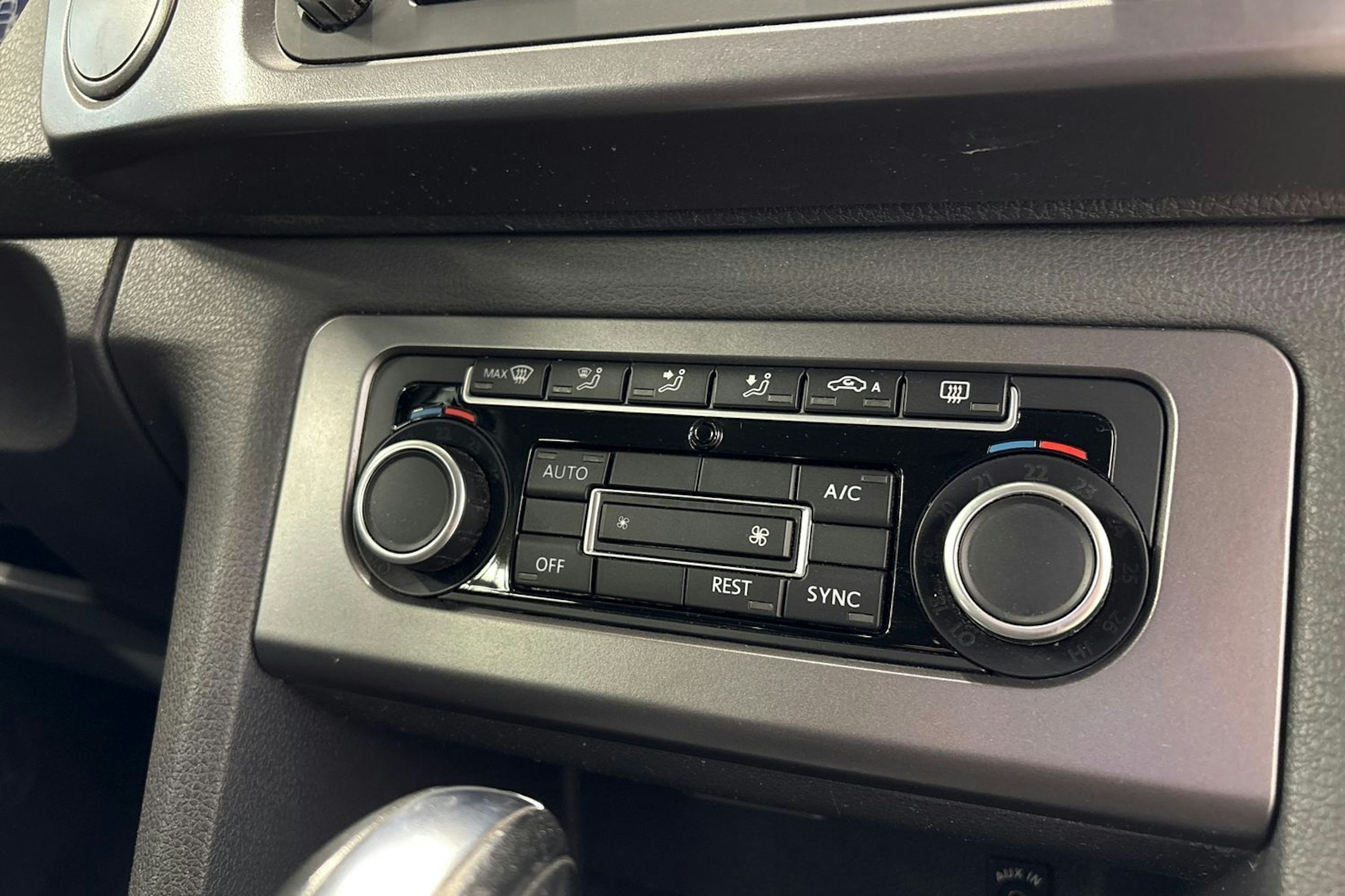 ruskea (beige) Volkswagen Amarok 2014 kuva 19.