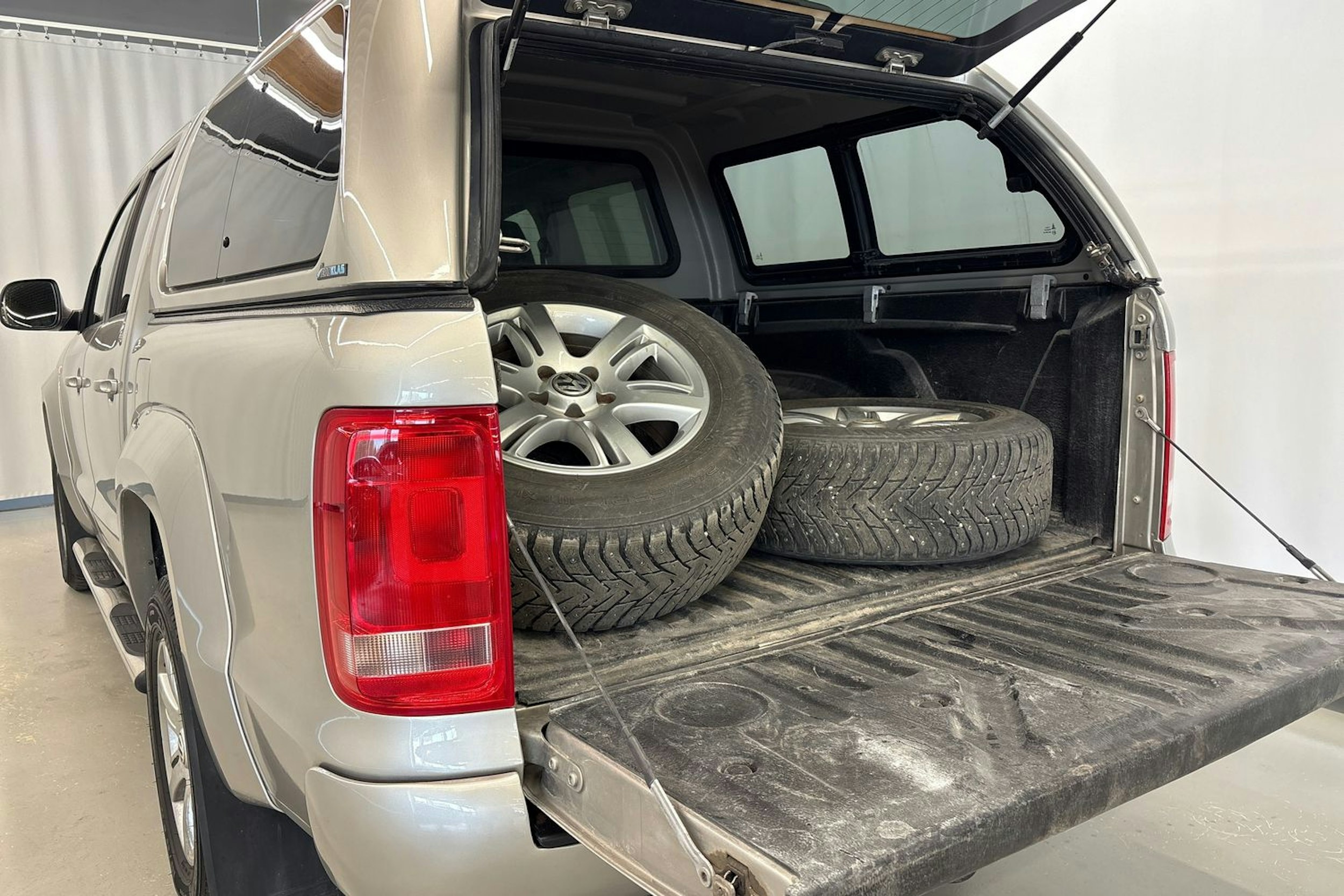 ruskea (beige) Volkswagen Amarok 2014 kuva 25.