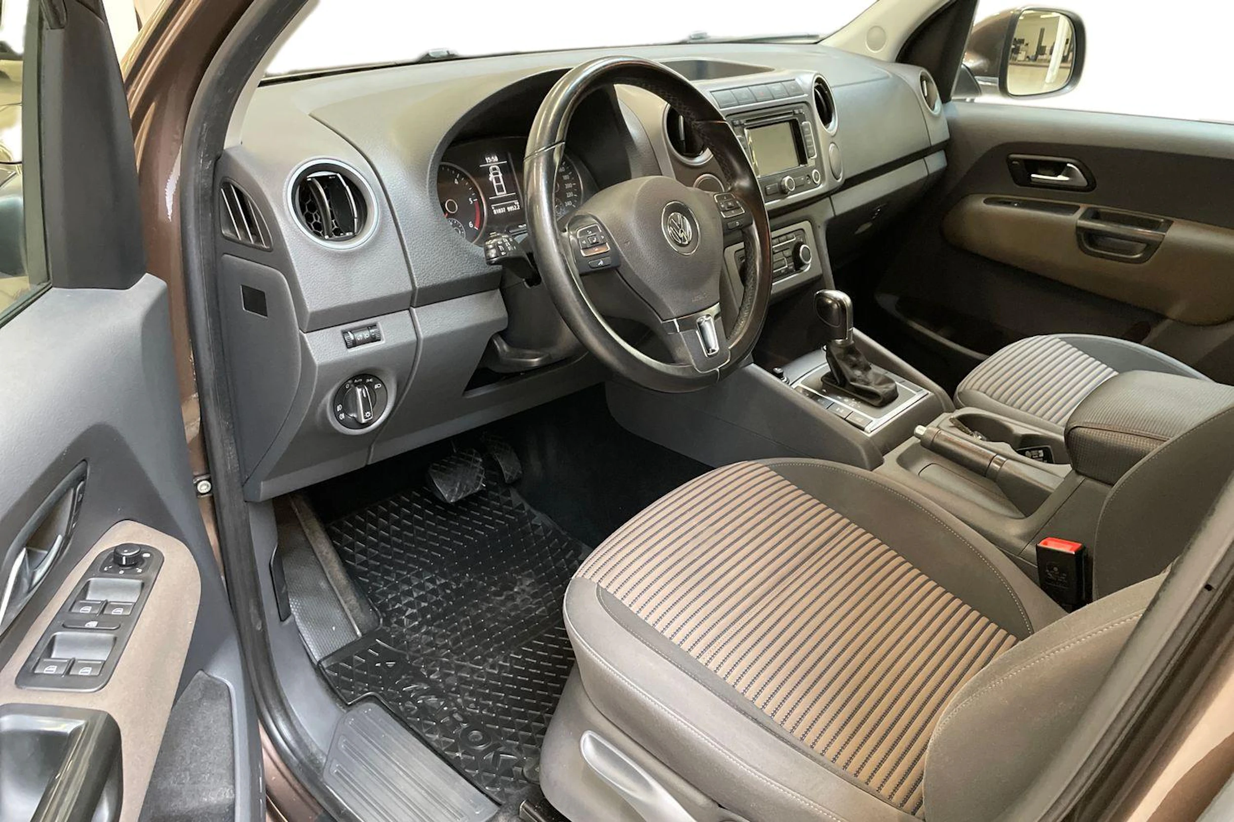 met. ruskea (beige) Volkswagen Amarok 2014 kuva 8.