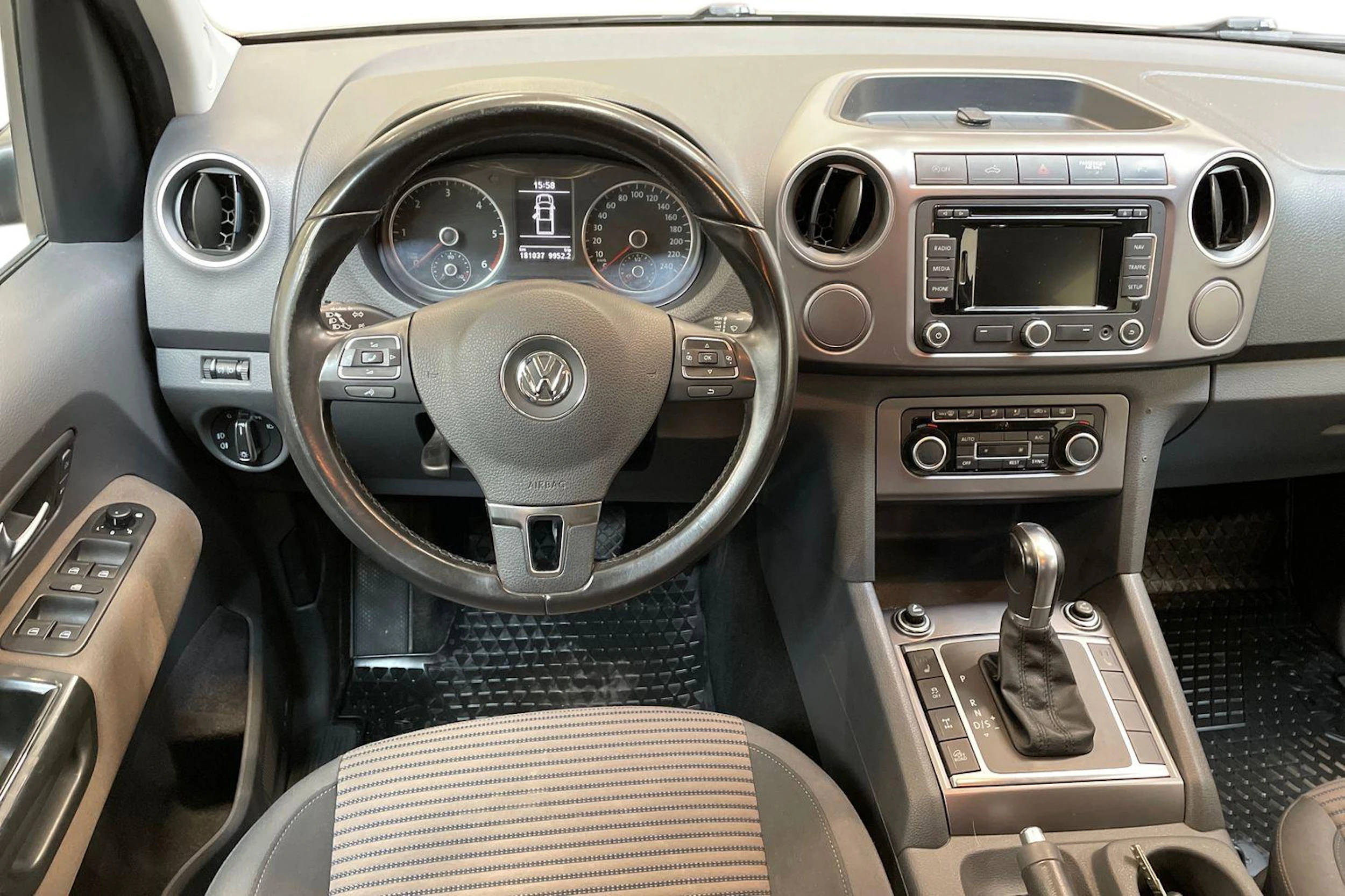 met. ruskea (beige) Volkswagen Amarok 2014 kuva 9.