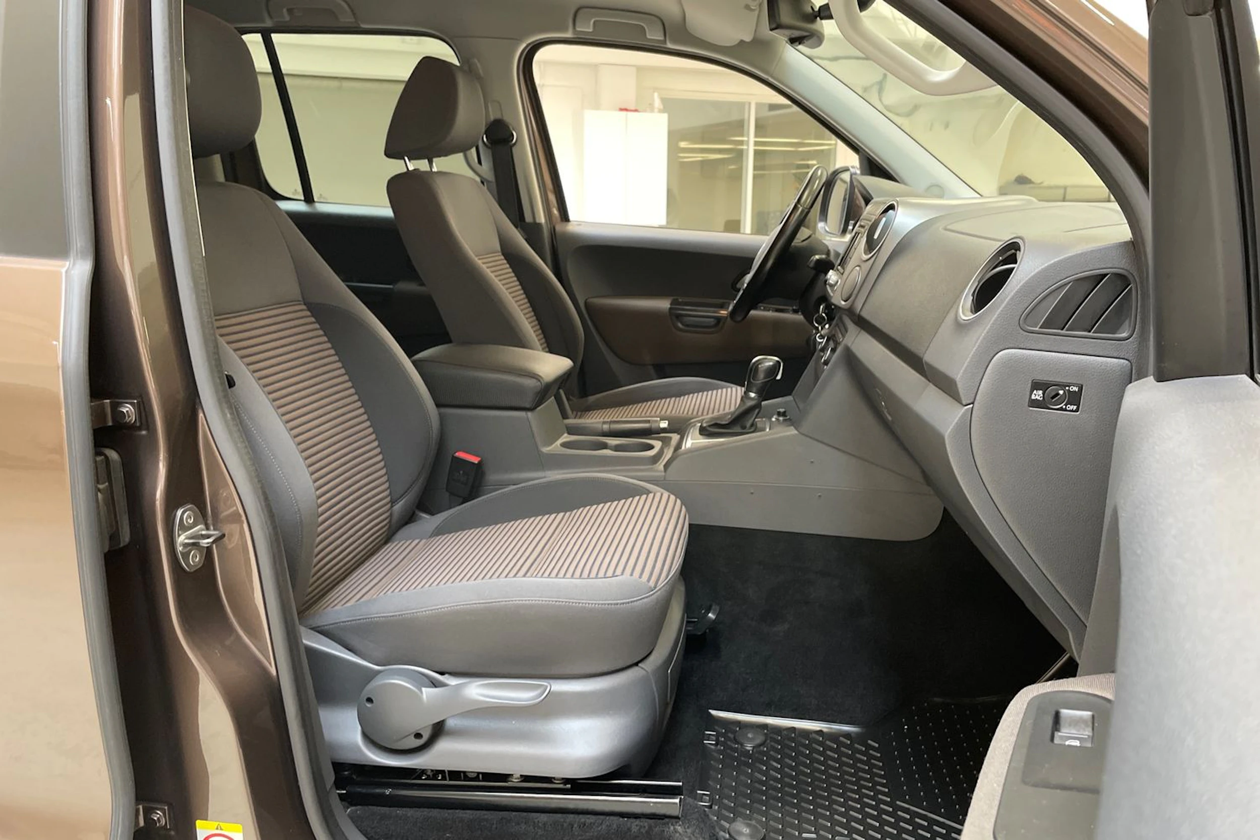 met. ruskea (beige) Volkswagen Amarok 2014 kuva 15.