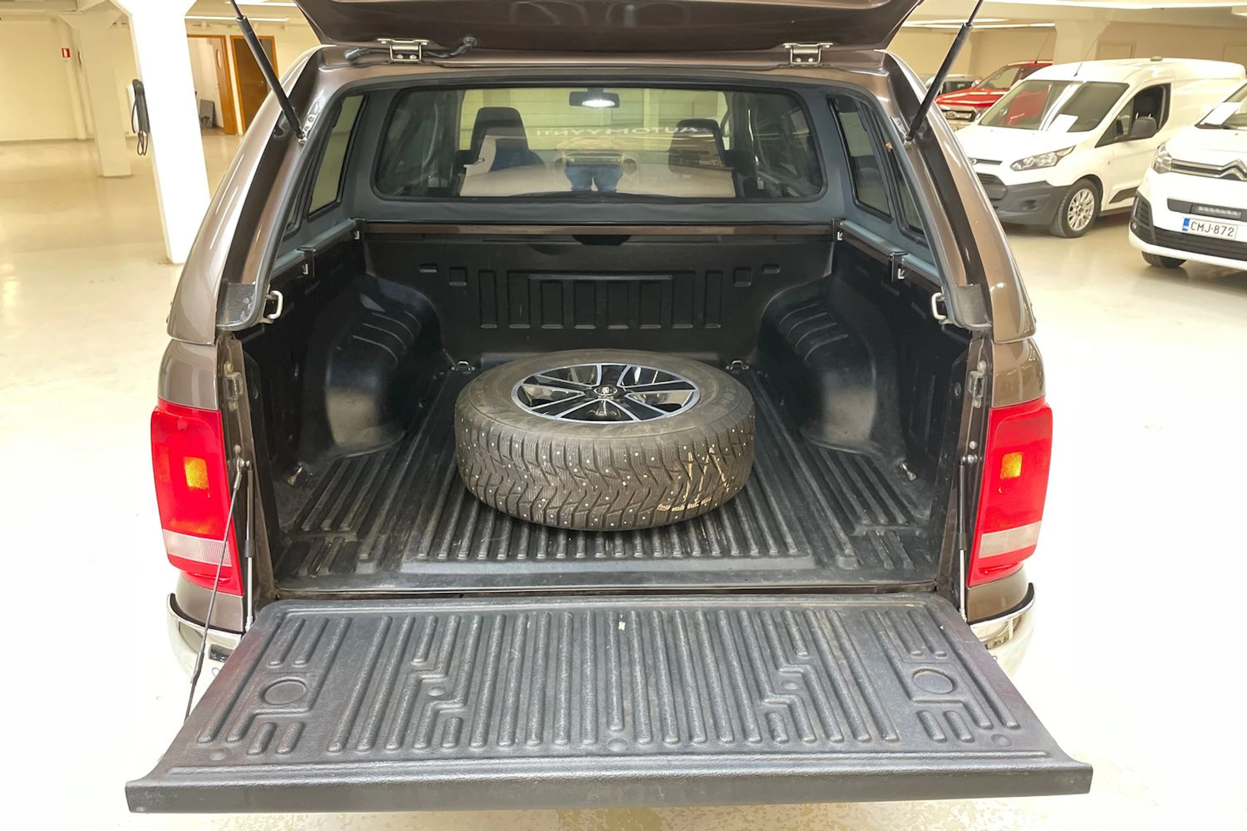 met. ruskea (beige) Volkswagen Amarok 2014 kuva 18.