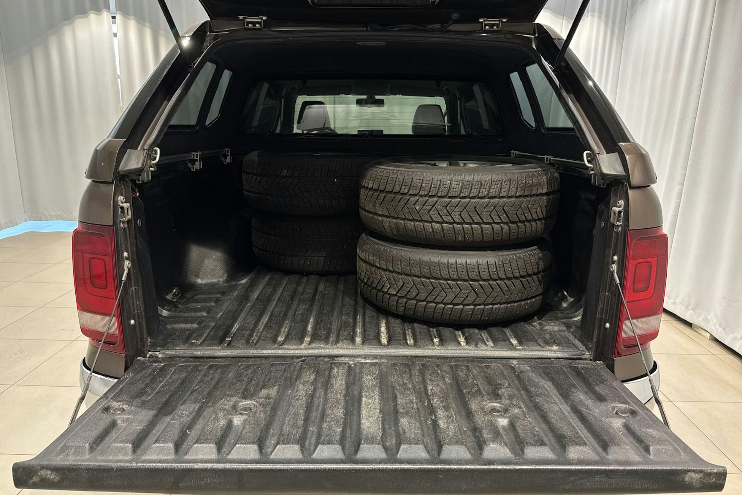 ruskea (beige) Volkswagen Amarok 2015 kuva 15.