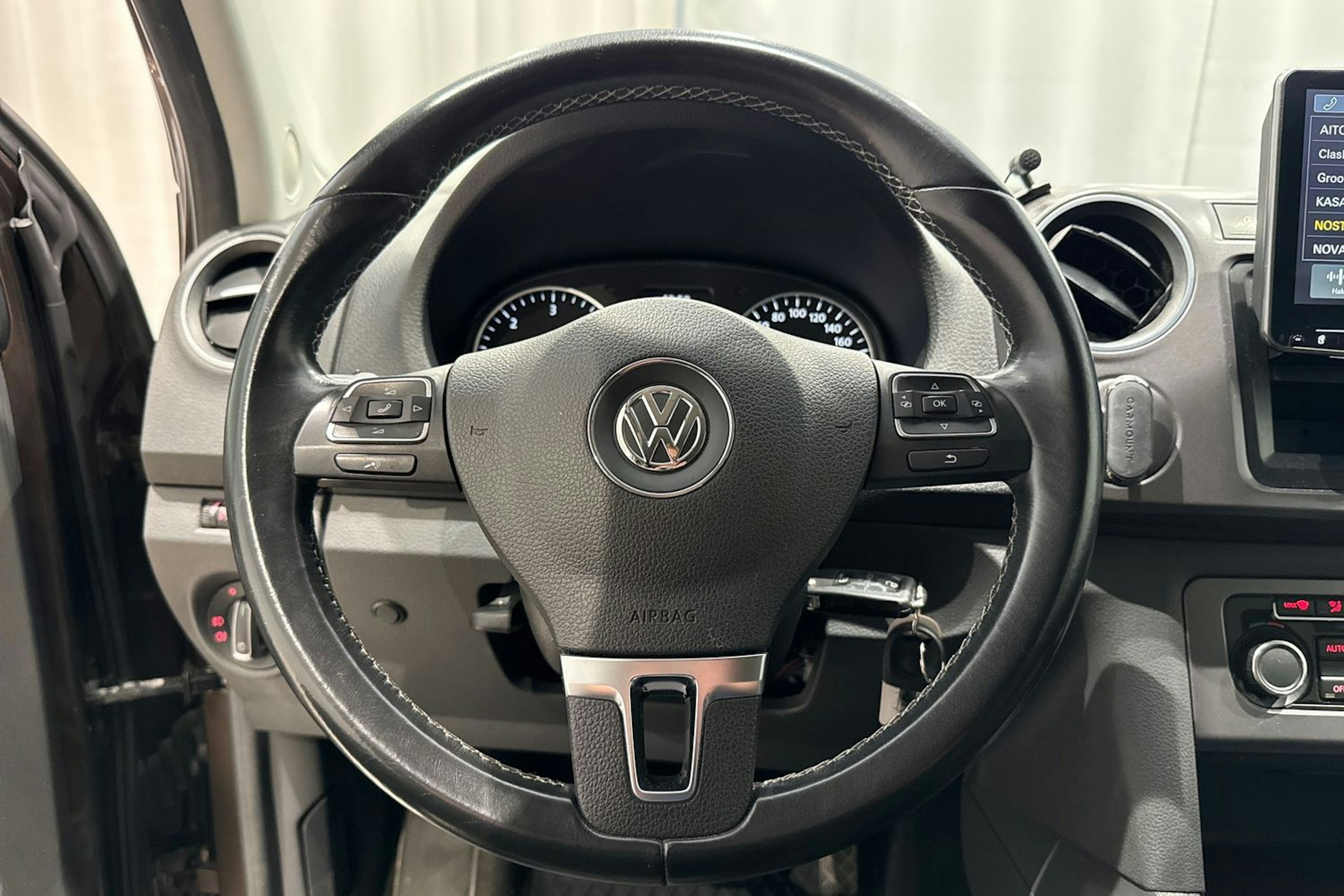 ruskea (beige) Volkswagen Amarok 2015 kuva 16.