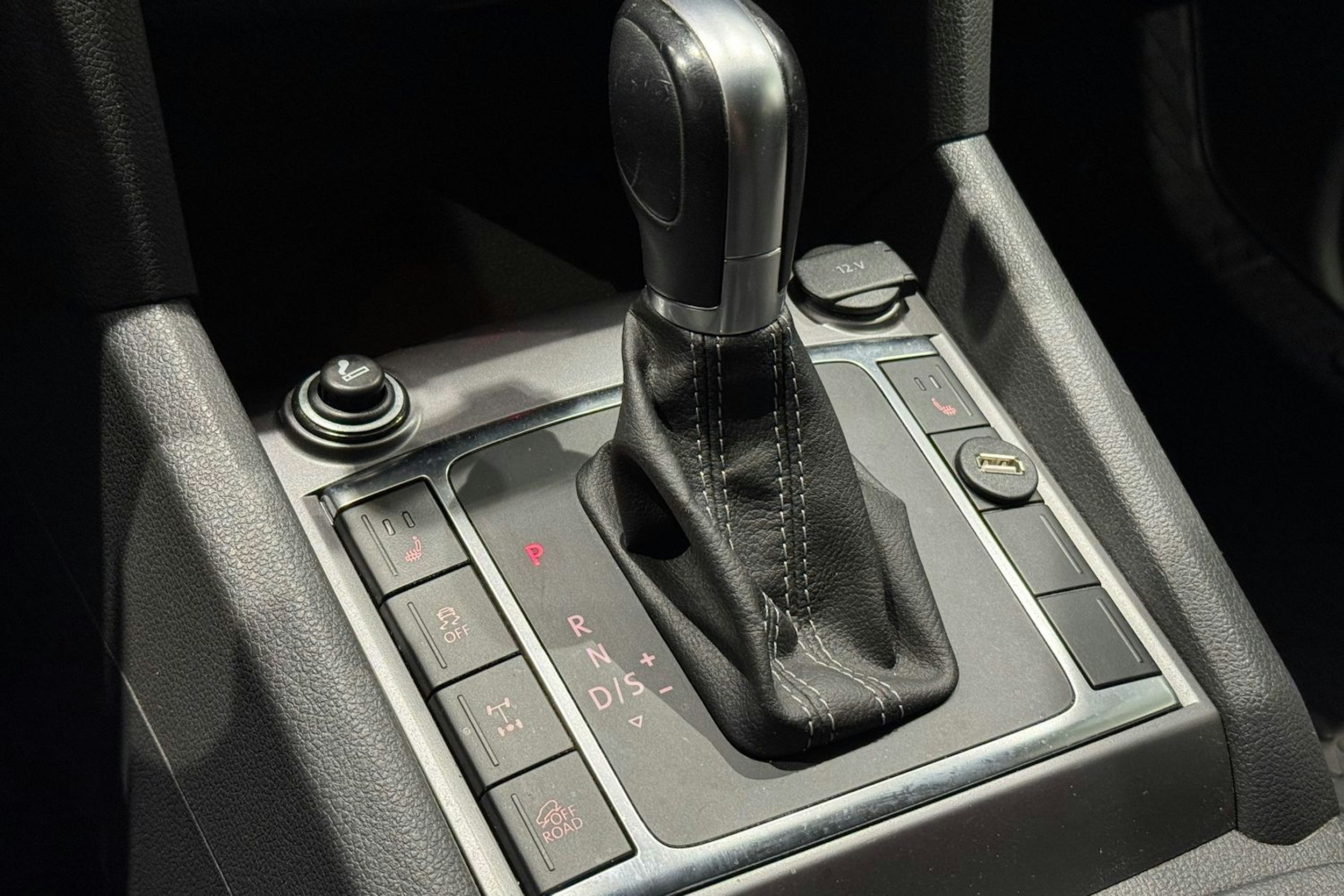 ruskea (beige) Volkswagen Amarok 2015 kuva 22.