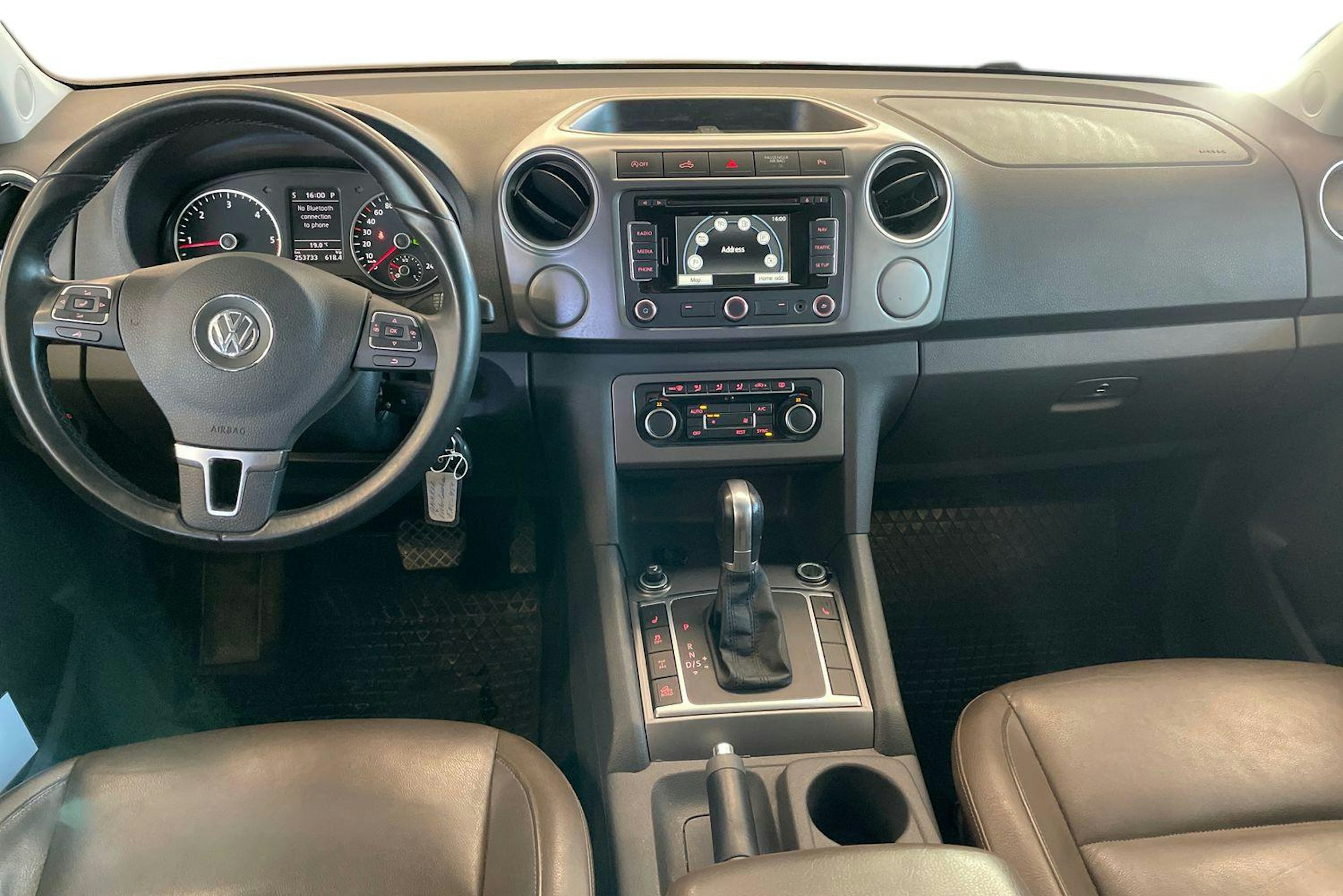 Musta Volkswagen Amarok 2015 kuva 9.