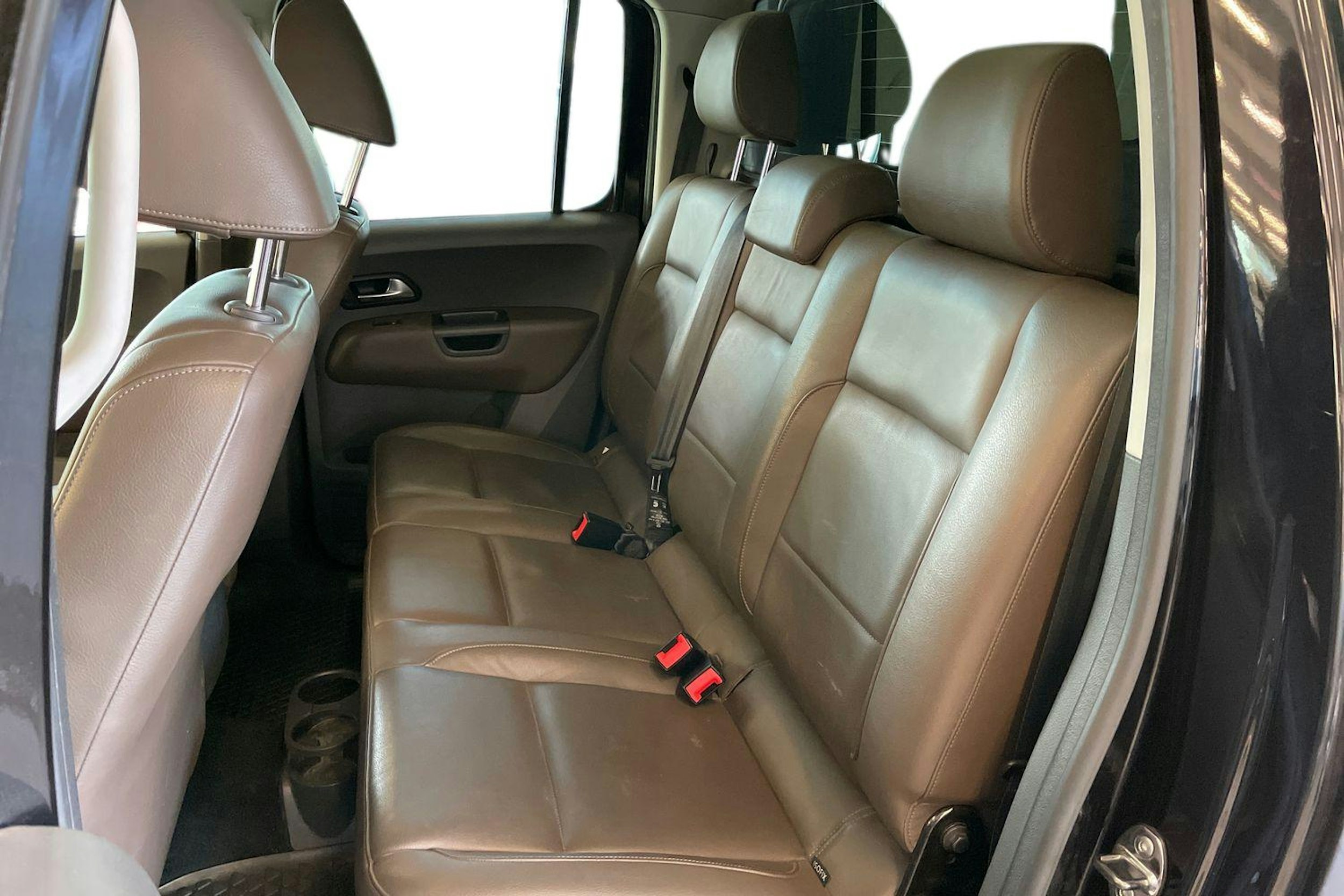 Musta Volkswagen Amarok 2015 kuva 10.