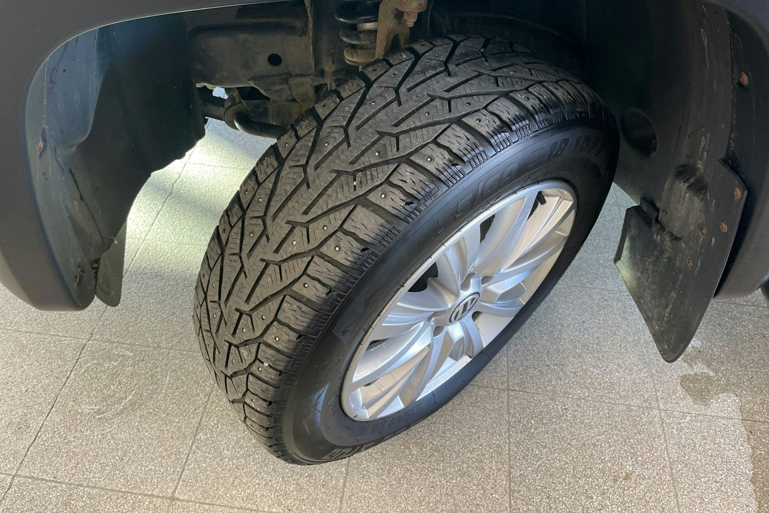 Musta Volkswagen Amarok 2015 kuva 13.