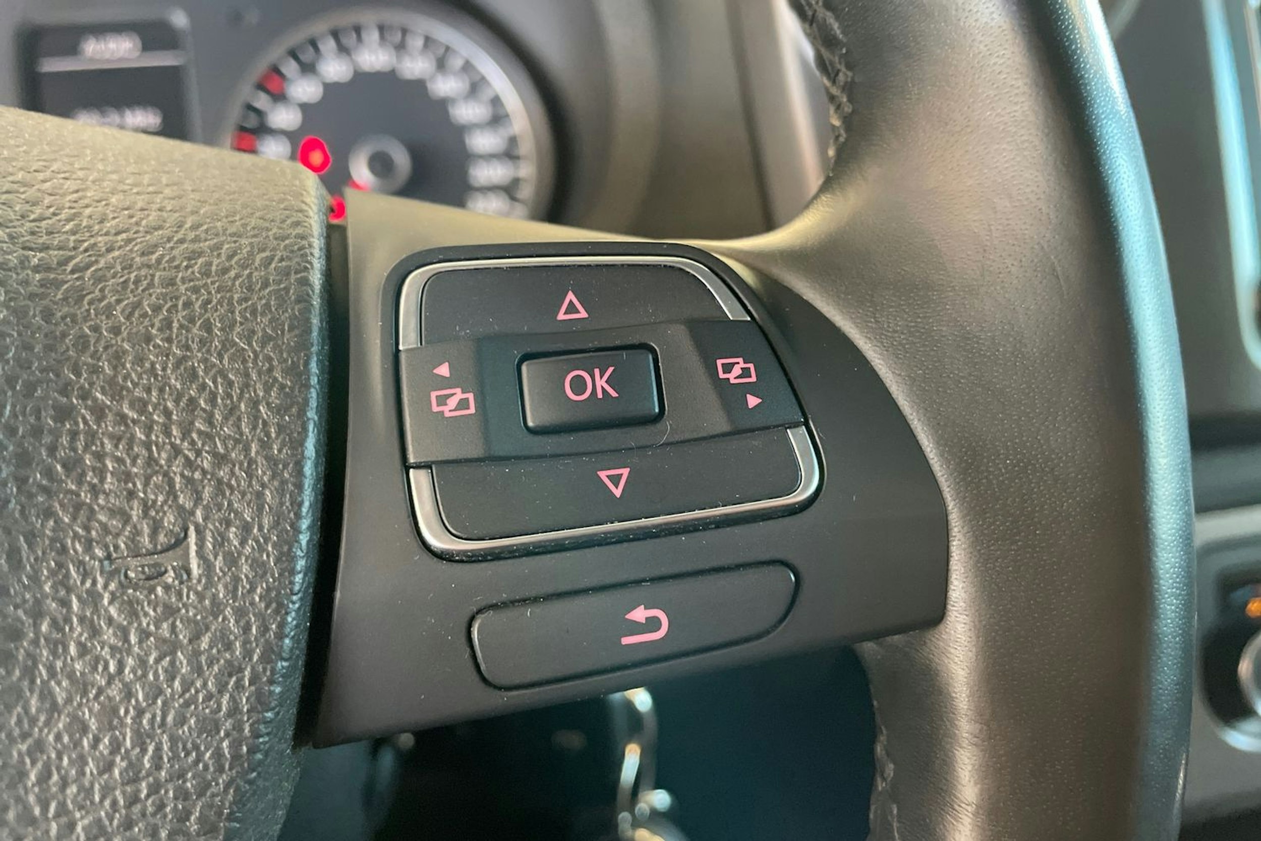 Musta Volkswagen Amarok 2015 kuva 15.