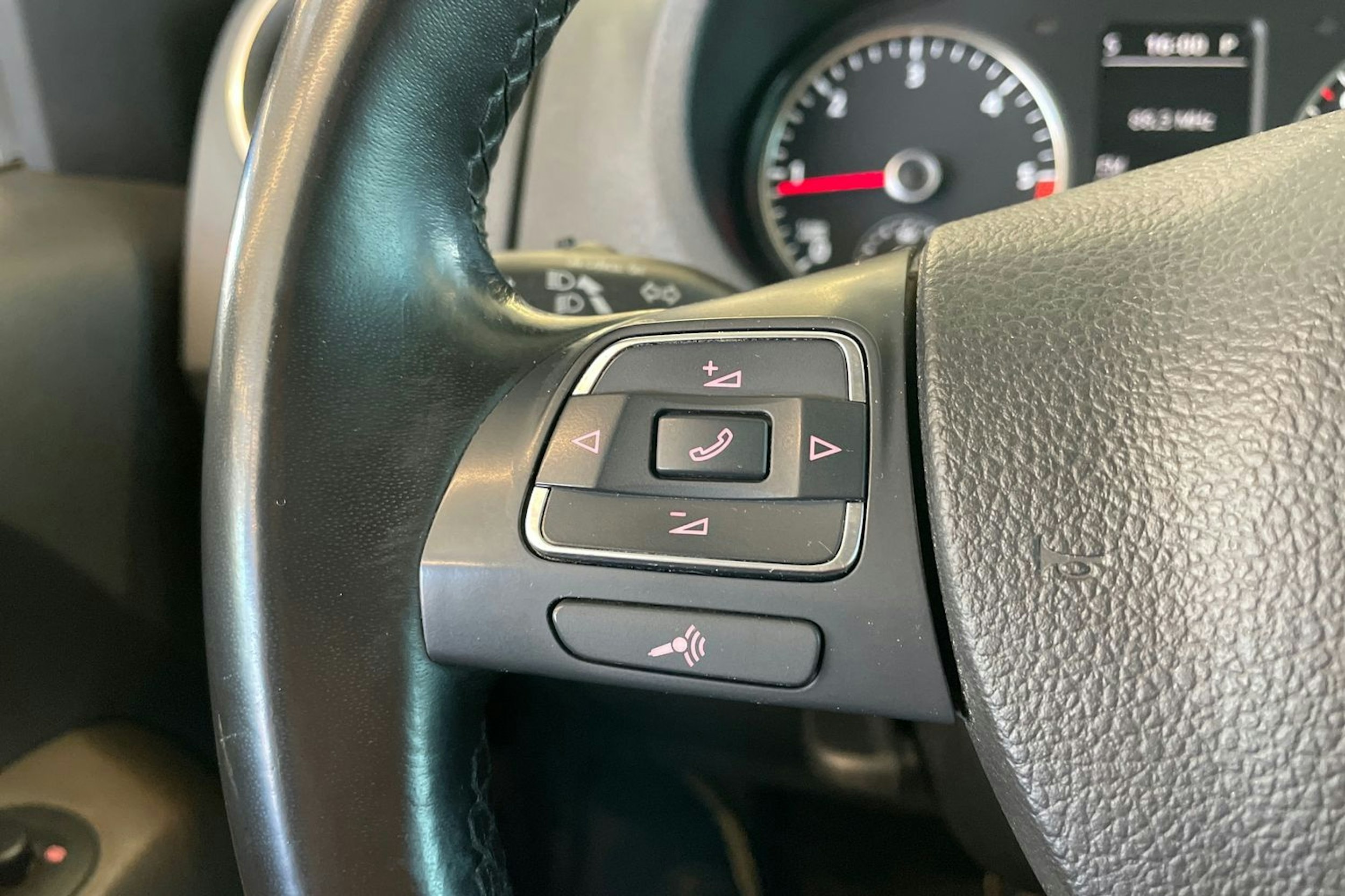 Musta Volkswagen Amarok 2015 kuva 16.