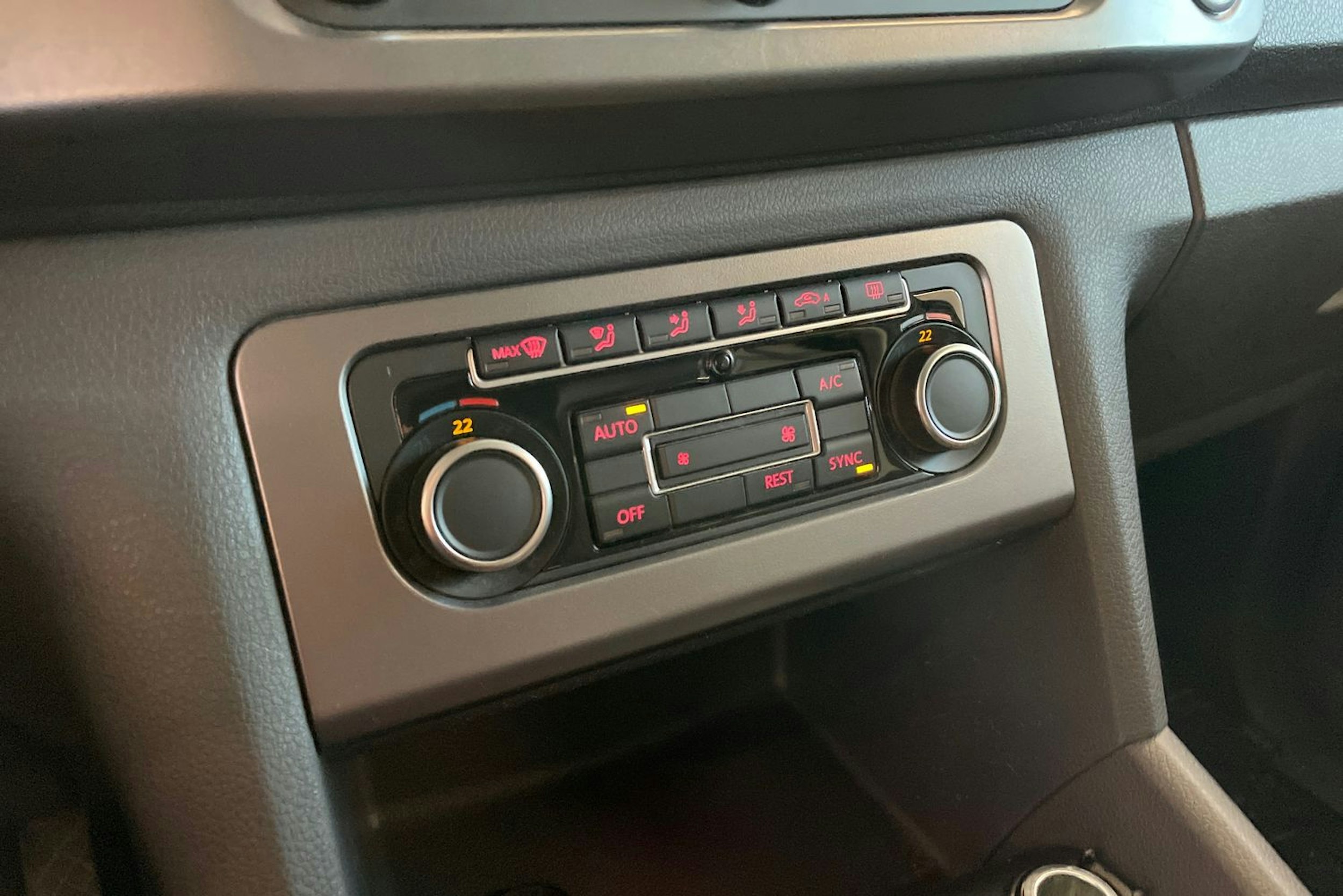 Musta Volkswagen Amarok 2015 kuva 20.