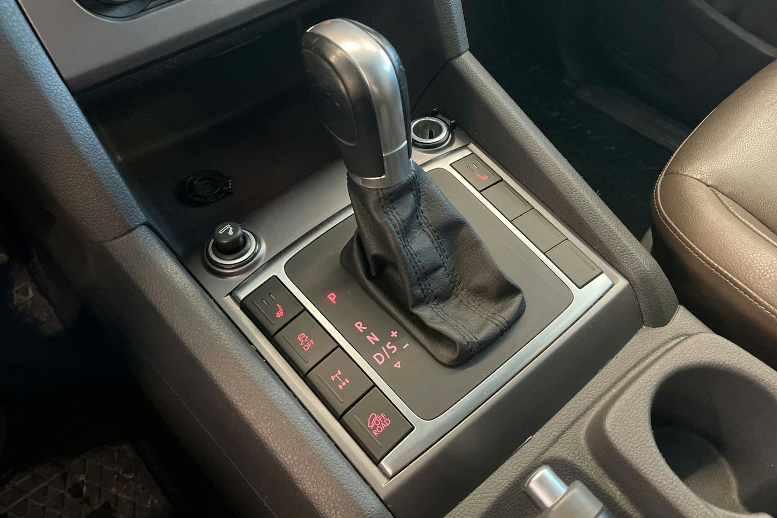 Musta Volkswagen Amarok 2015 kuva 21.