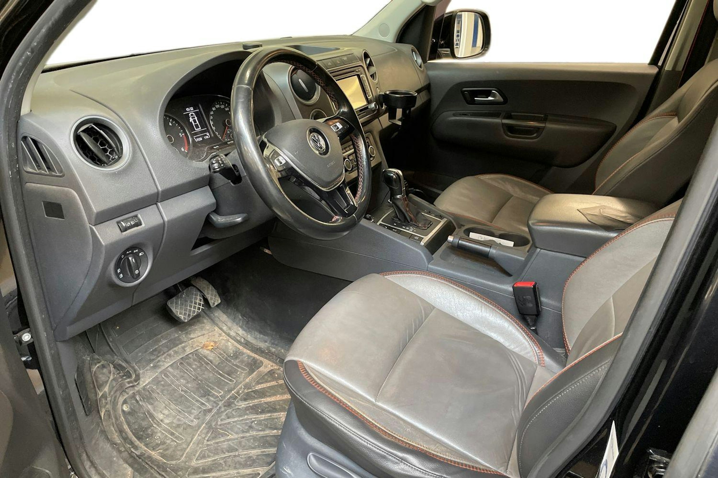 musta Volkswagen Amarok 2015 kuva 3.