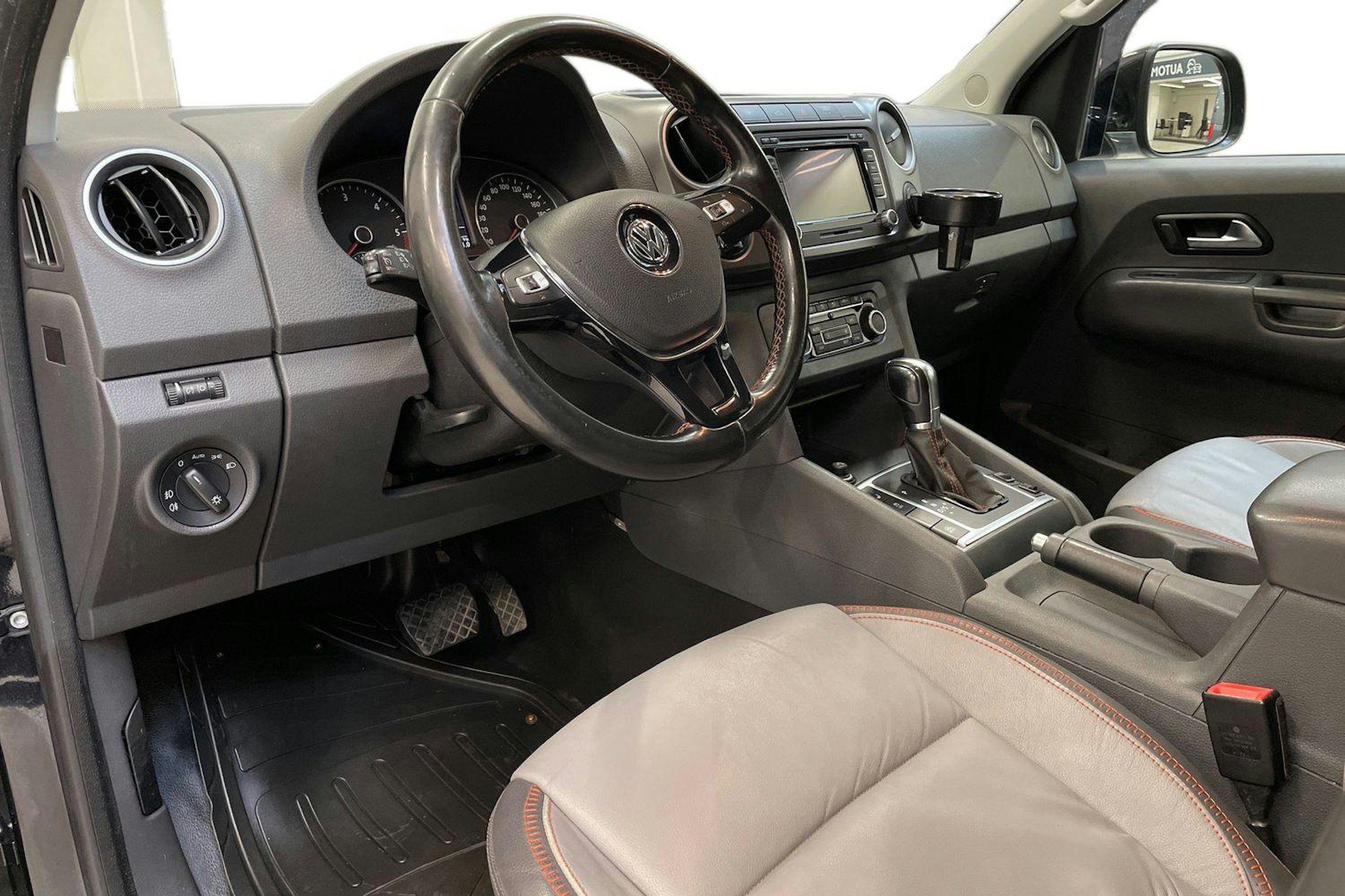 musta Volkswagen Amarok 2015 kuva 6.