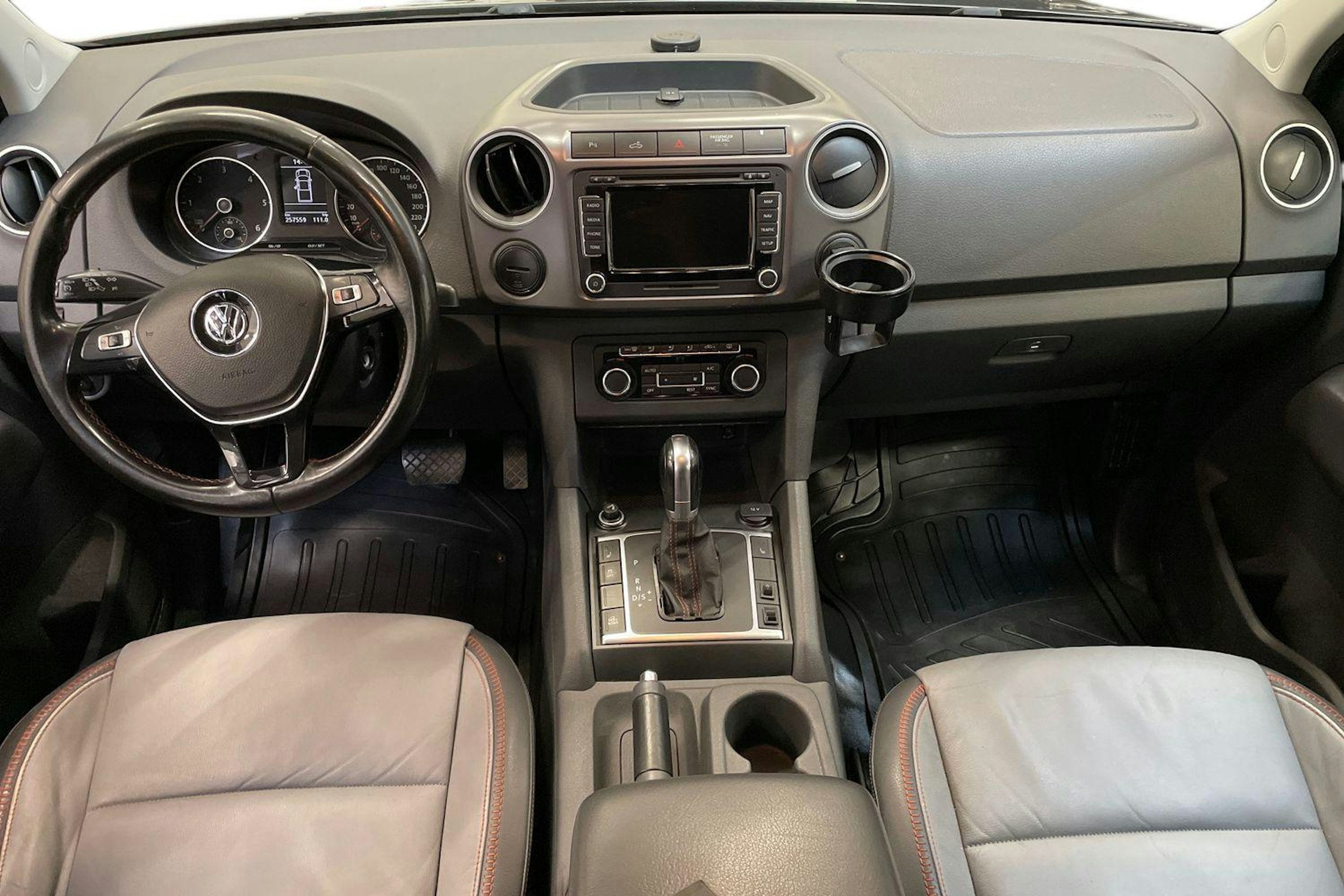 musta Volkswagen Amarok 2015 kuva 7.