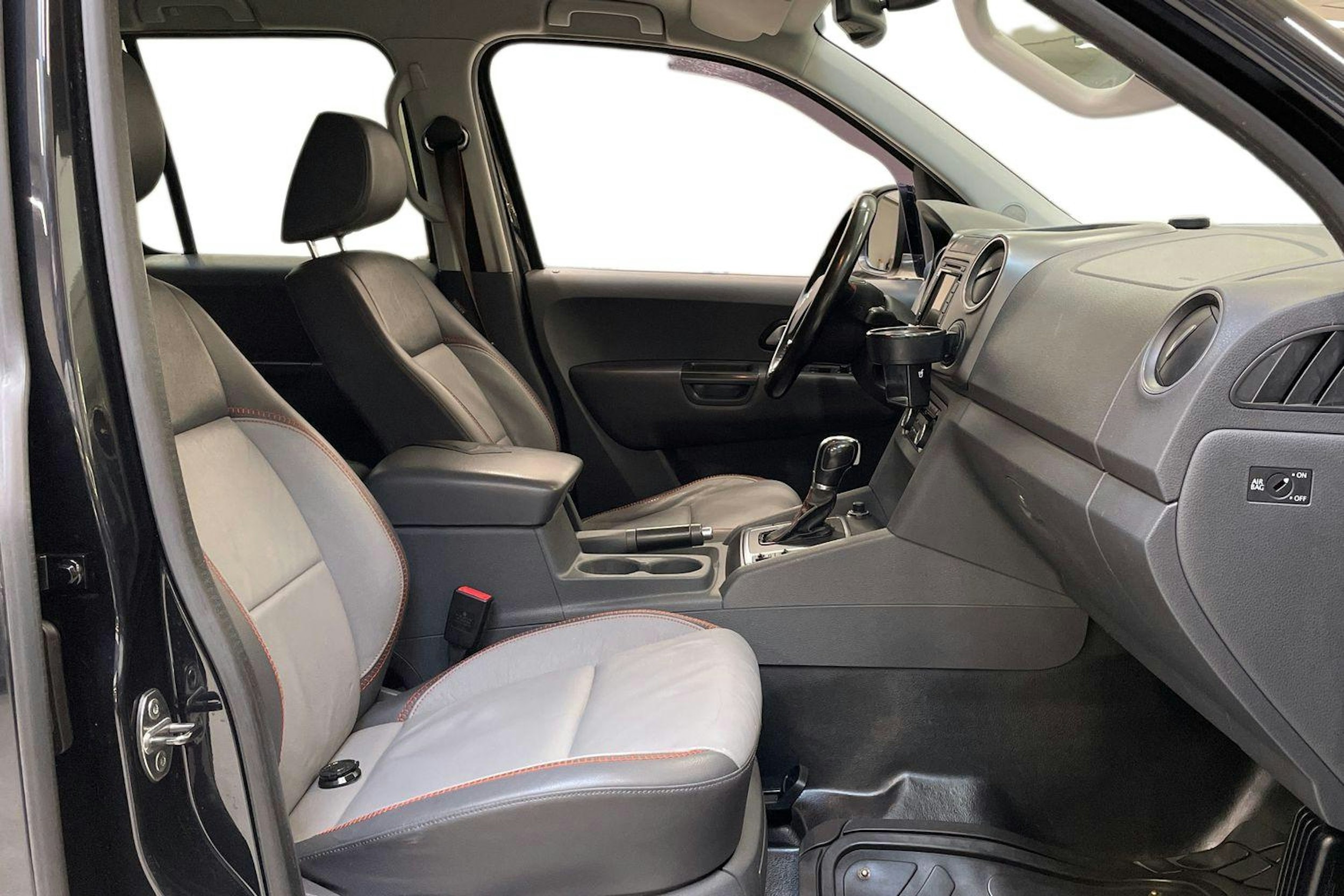 musta Volkswagen Amarok 2015 kuva 8.
