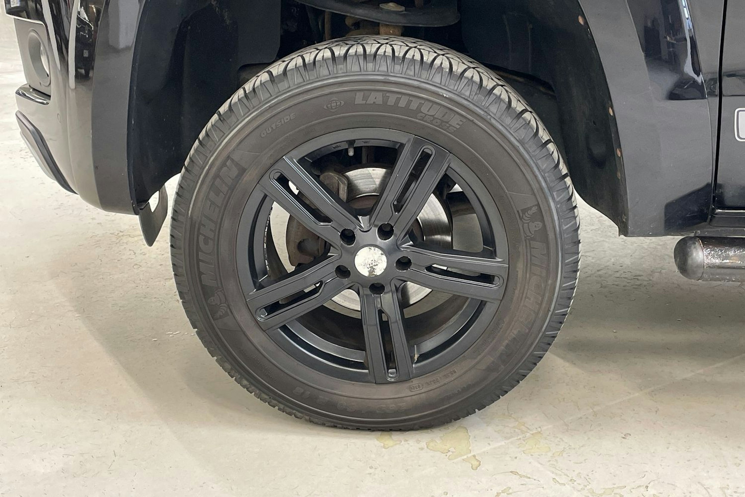 musta Volkswagen Amarok 2015 kuva 9.