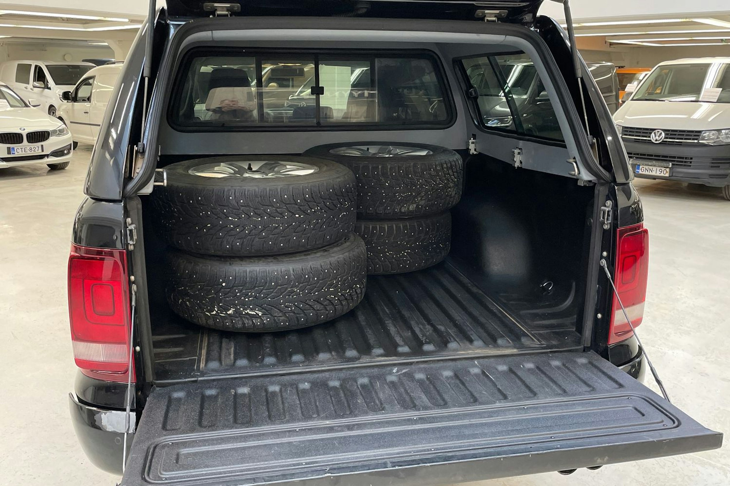 musta Volkswagen Amarok 2015 kuva 11.