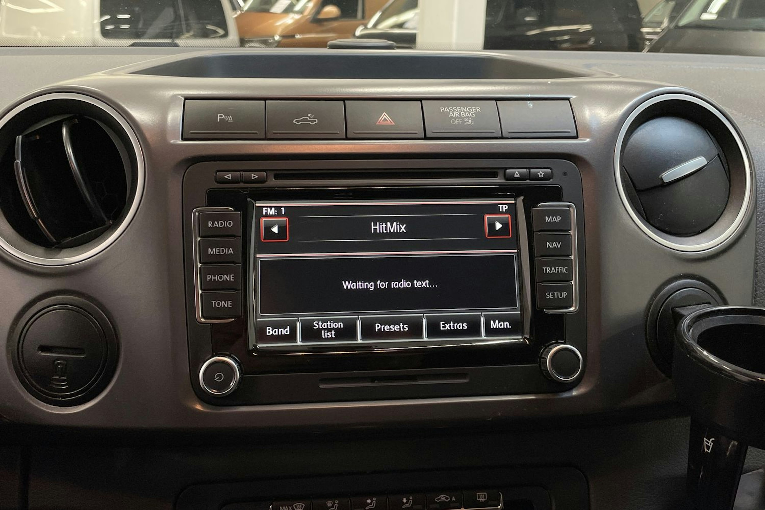 musta Volkswagen Amarok 2015 kuva 14.