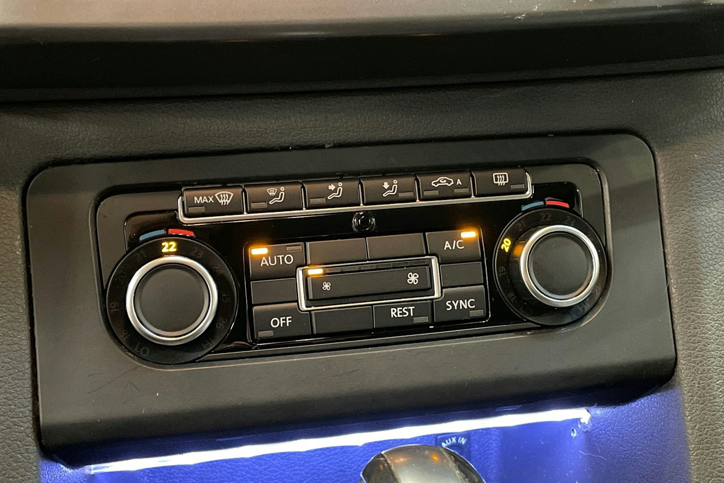 musta Volkswagen Amarok 2015 kuva 15.